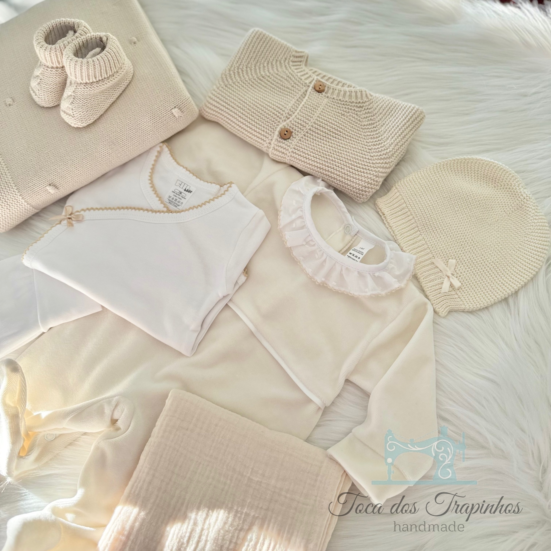 Conjunto de roupa de bebé bege e creme com sapatinhos, camisola de ponto e touca