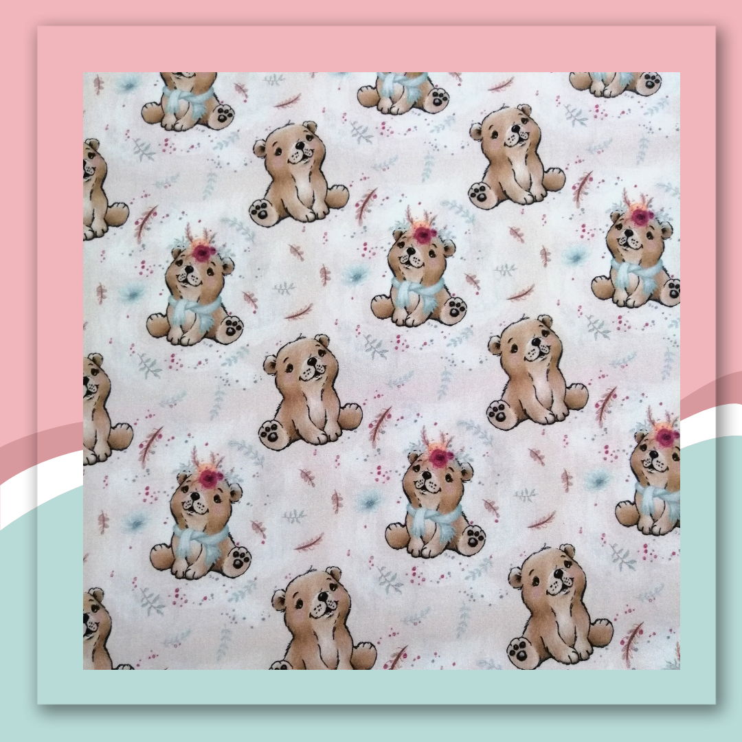 Tecido estampado com ursinhos e flores em fundo branco