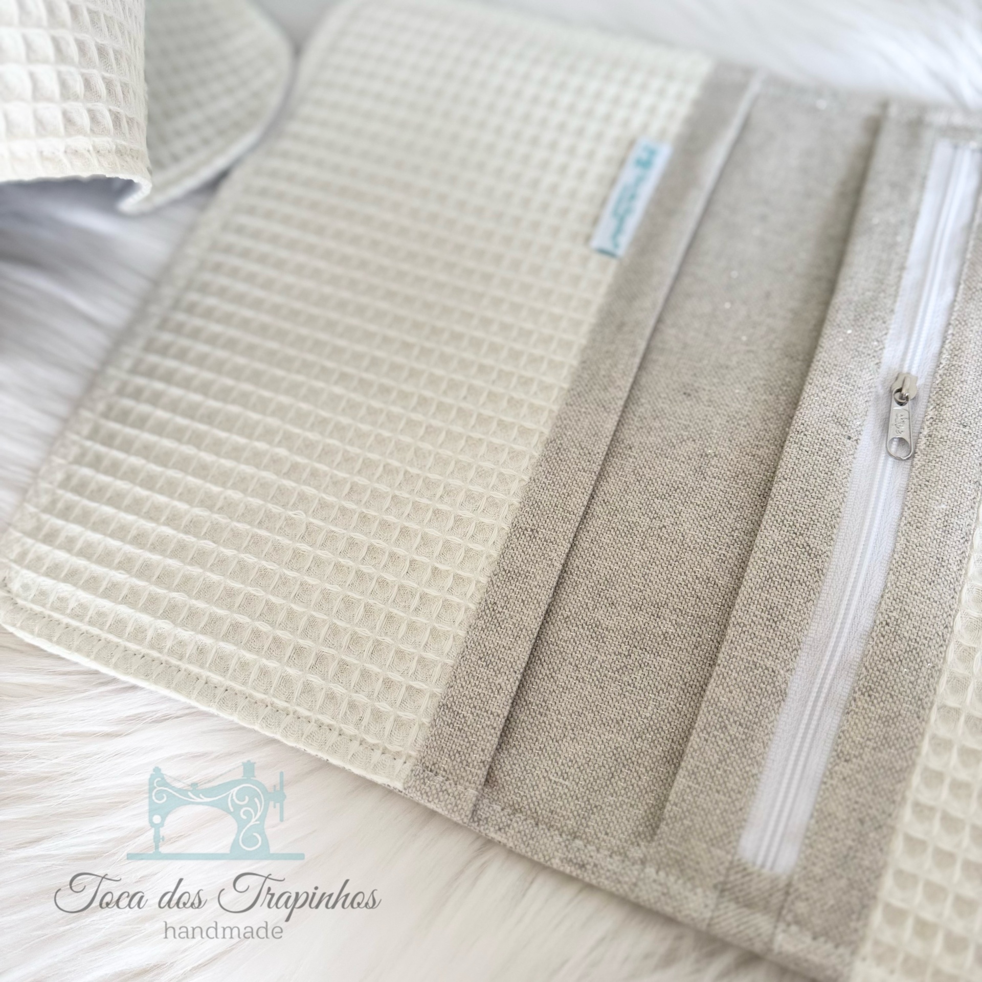 Carteira ou porta documentos bege claro em tecido com bolso de fecho de correr