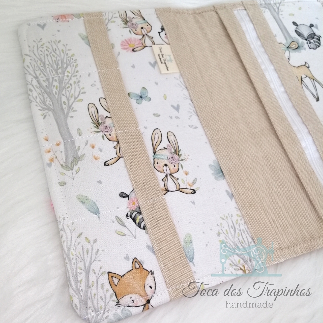 Organizador em tecido com padrão de animais e etiqueta handmade