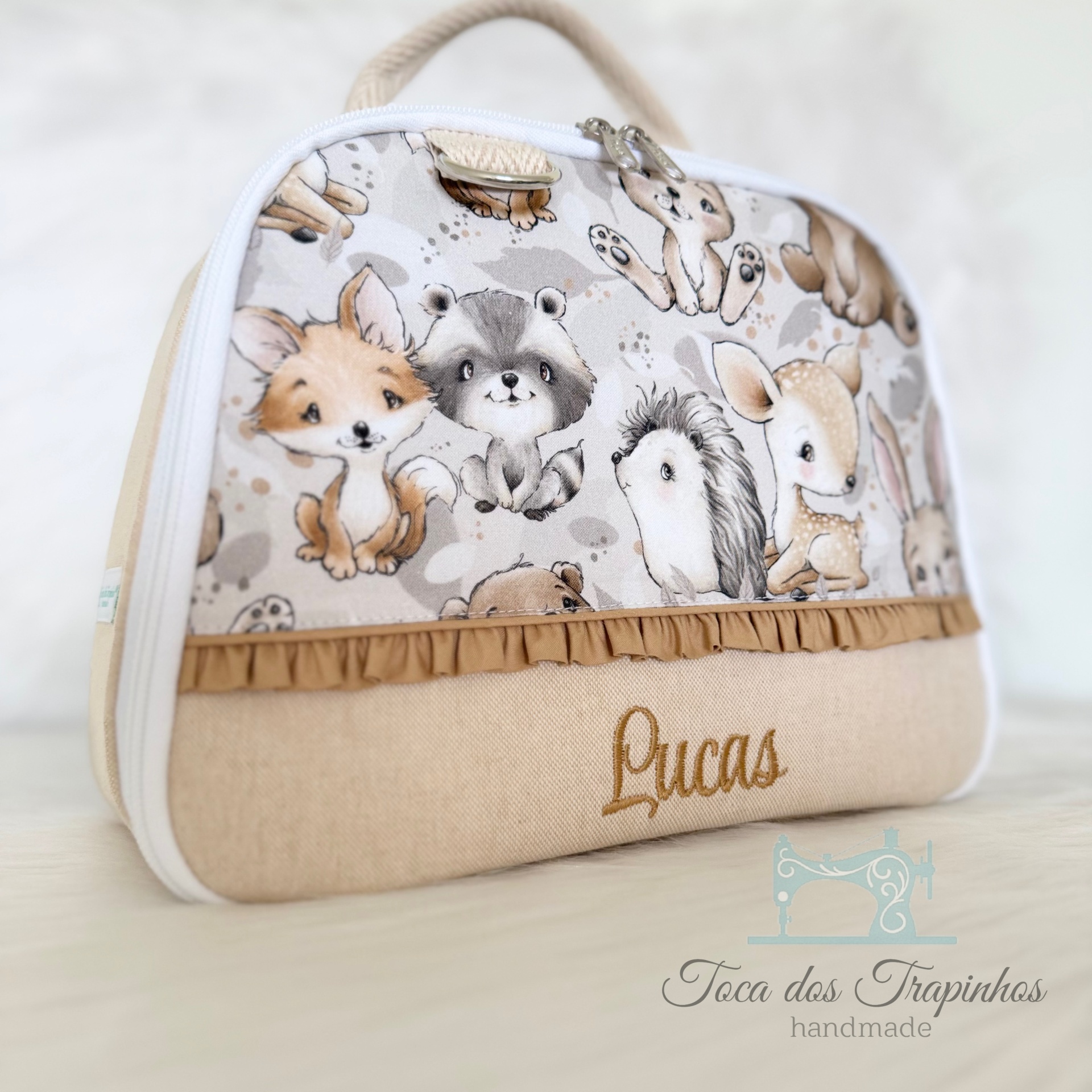 Mala infantil tecido animal print com bordado Lucas e fecho branco