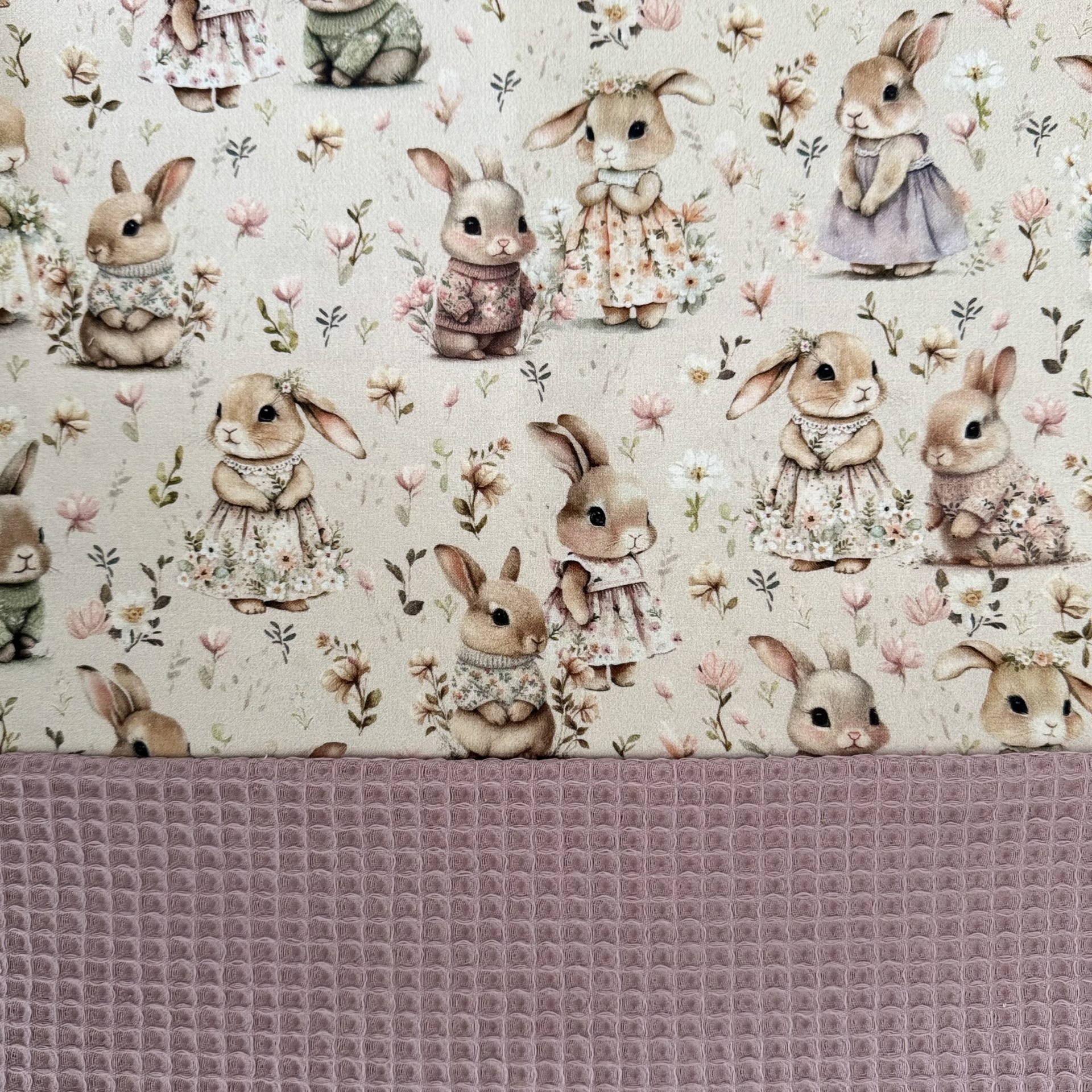 tecido com padrão de coelhinhos vestidos e tecido texturizado lavanda