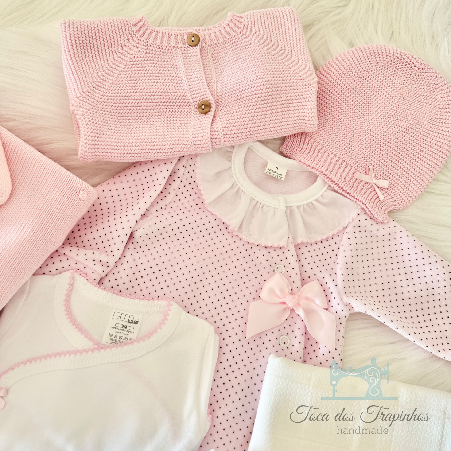 Conjunto de roupas para bebé rosa e branco com padrão de pontos e bordado Toca dos Trapinhos handmade