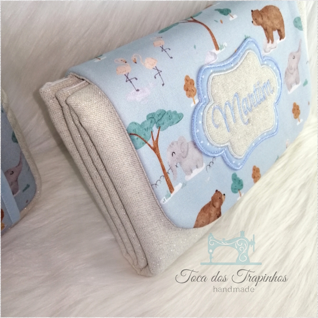 Manta azul claro com estampas de animais e etiqueta bordada Martim