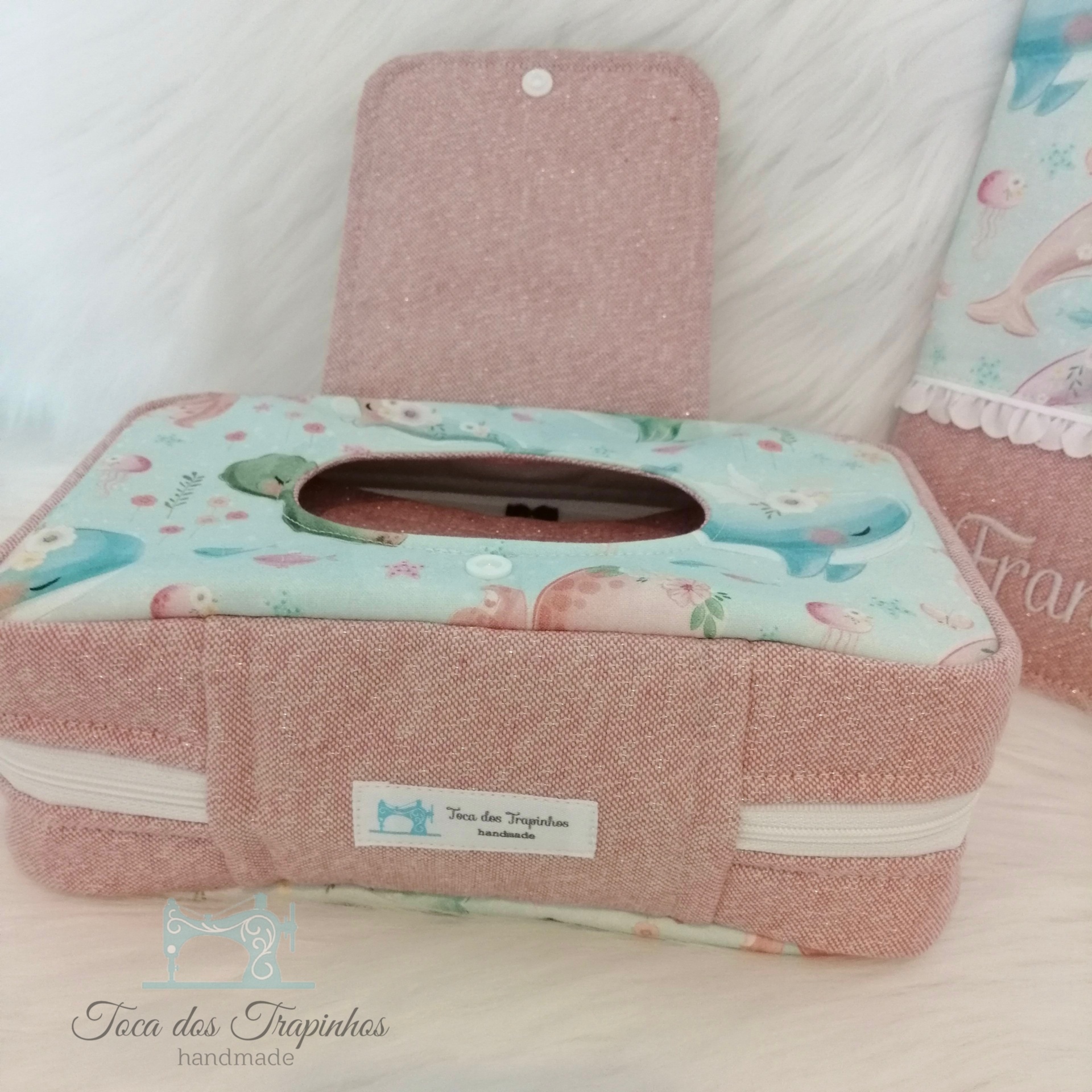 Caixa de tecido rosa para lenços com padrão de animais marinhos e etiqueta Toca das Trapinhos handmade