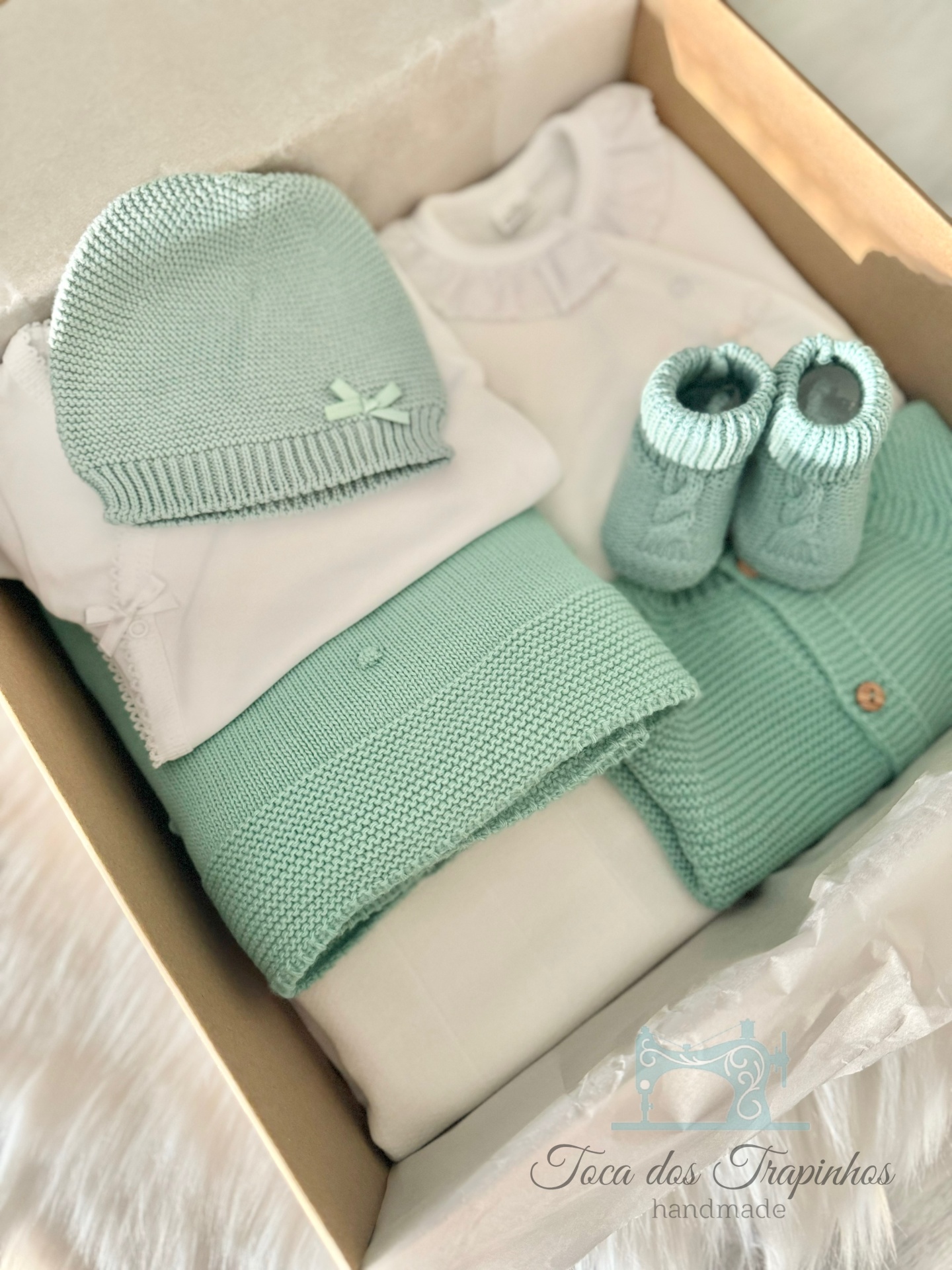 Conjunto de bebé com gorro, body, meias e manta em caixa com logótipo Toca dos Trapinhos handmade