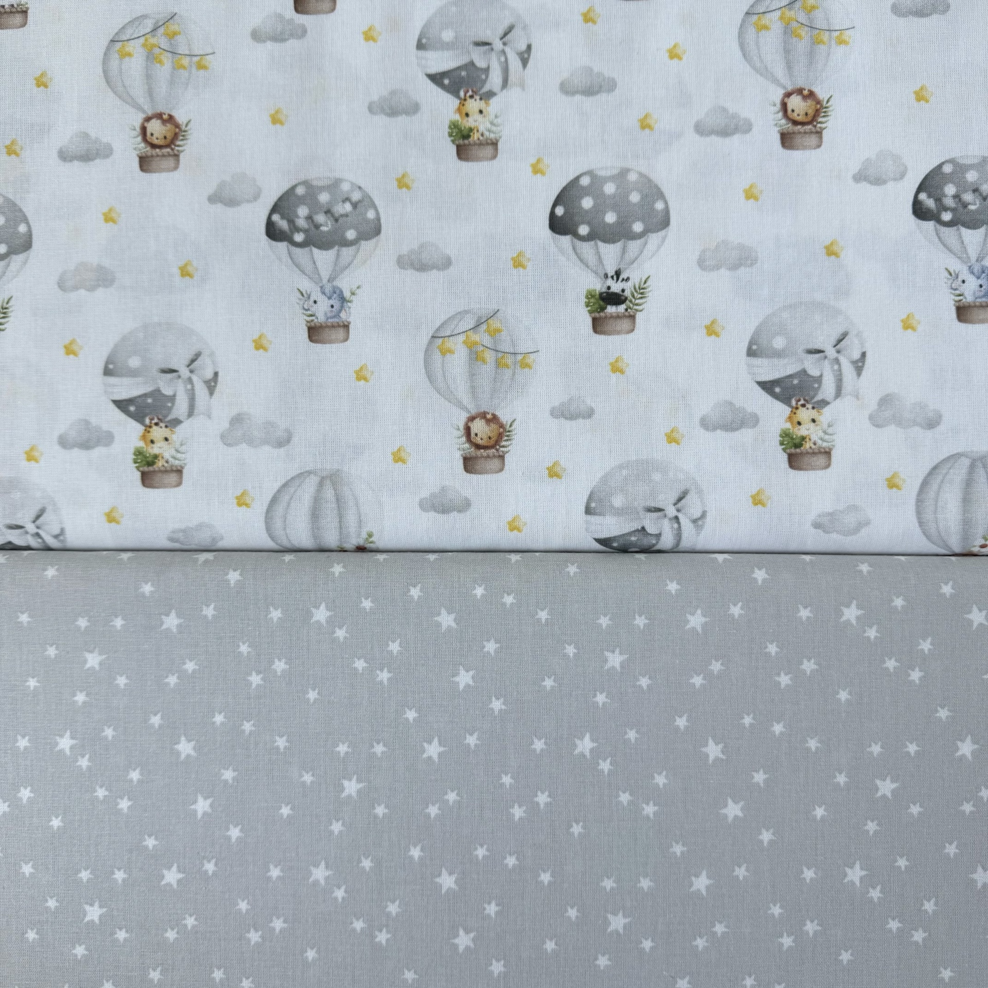 Tecido infantil estampado com balões, animais e estrelas cinza
