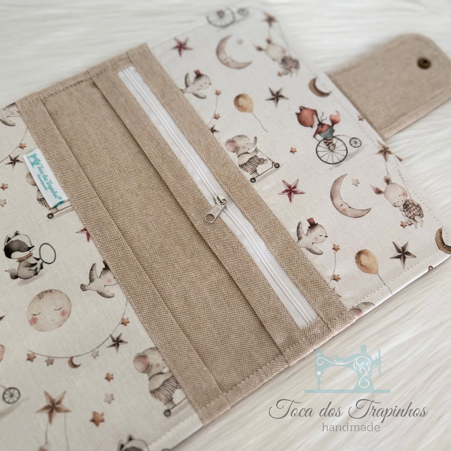 Carteira em tecido bege com padrão de ratos e elementos celestes