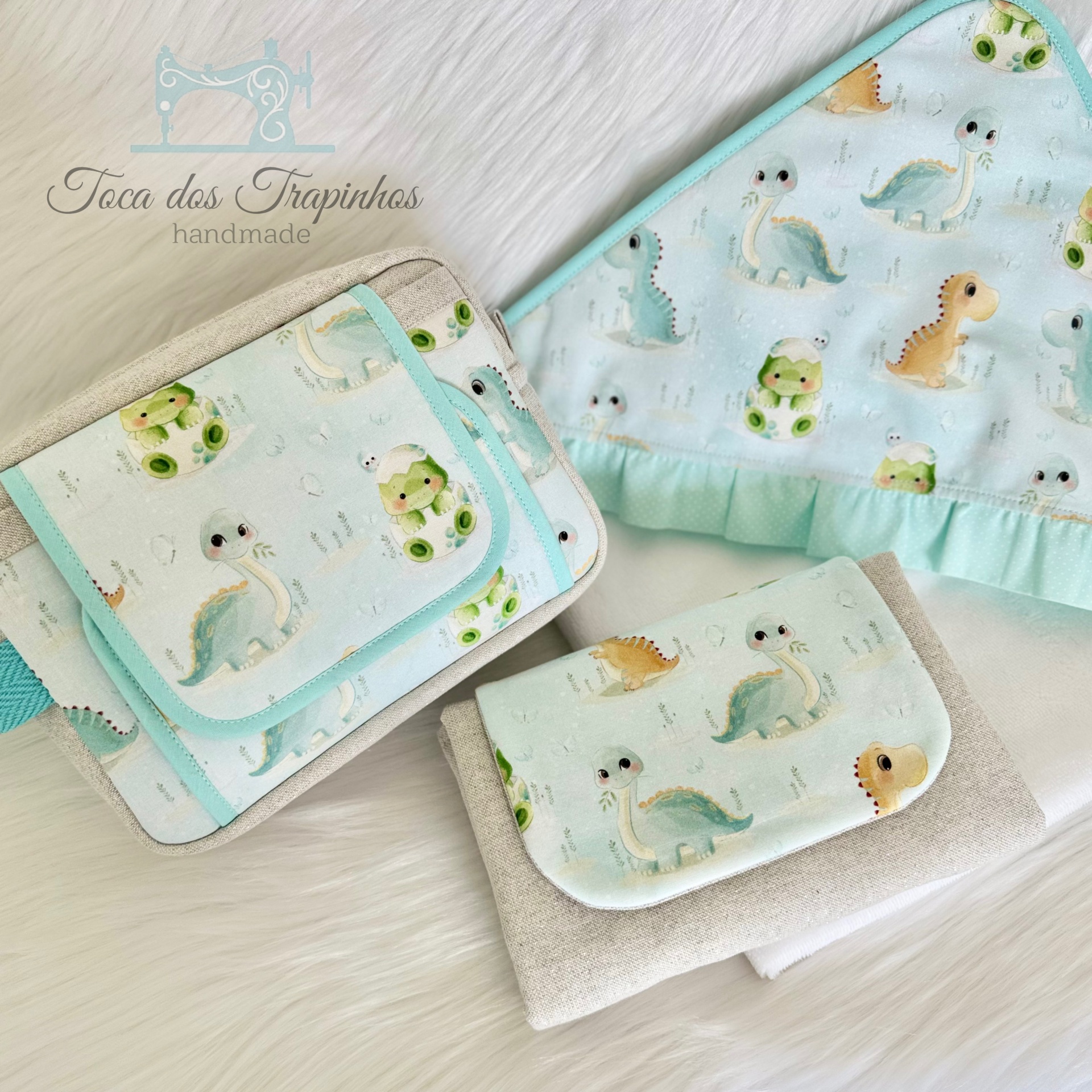 Conjunto de acessórios com padrão de dinossauros bebés em tecido azul claro