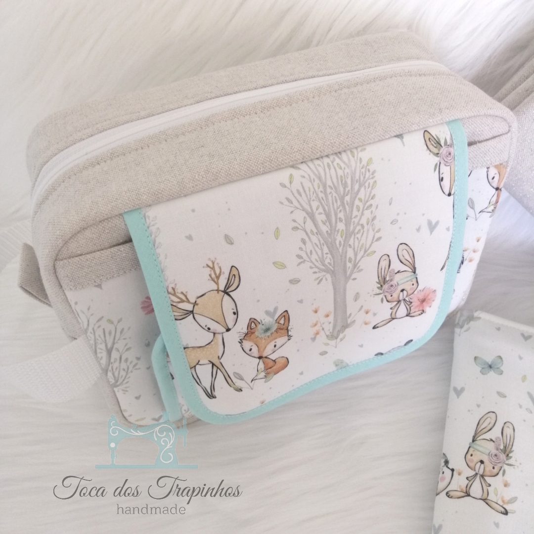 Bolsa artesanal em tecido com padrão de animais da floresta em tons suaves