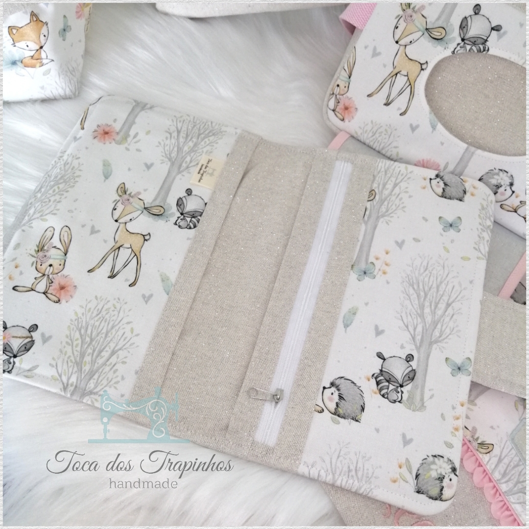 Carteira ou porta documentos com padrão infantil de animais em tecido branco