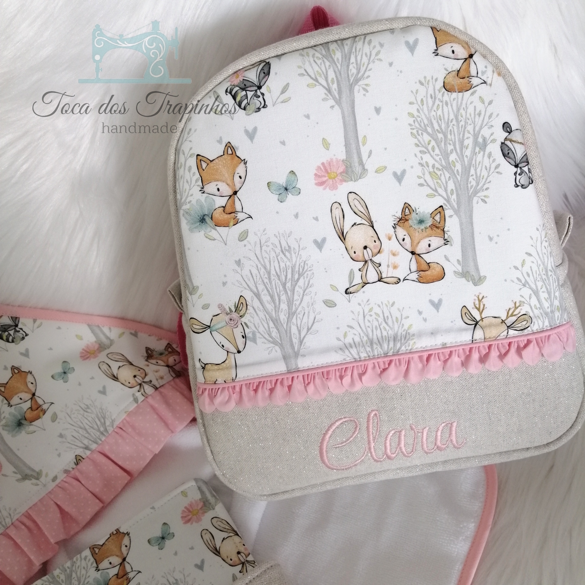 Mochila infantil branca com padrão de animais e nome bordado Clara