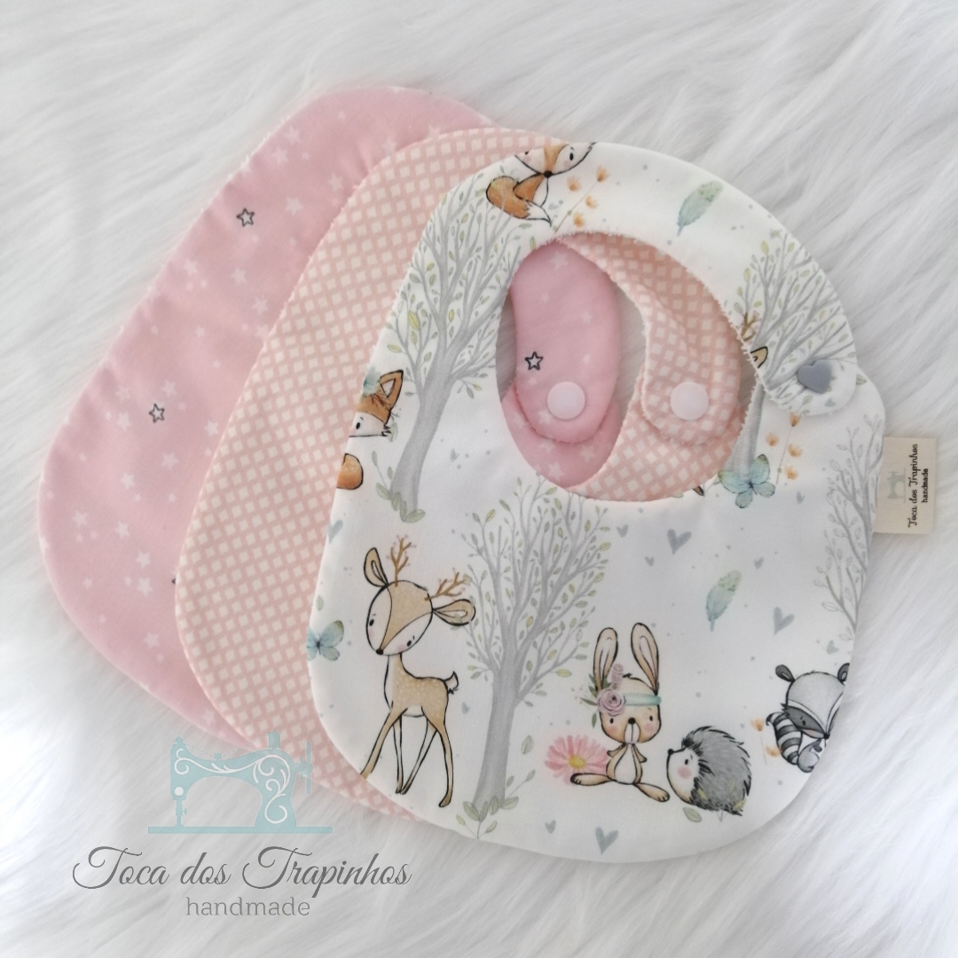 Babetes de bebé em tecido com padrões e ilustrações coloridas