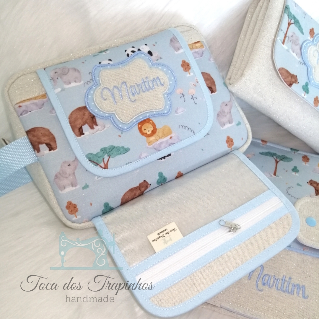 Estojo infantil azul claro com desenhos de animais e nome bordado Martim