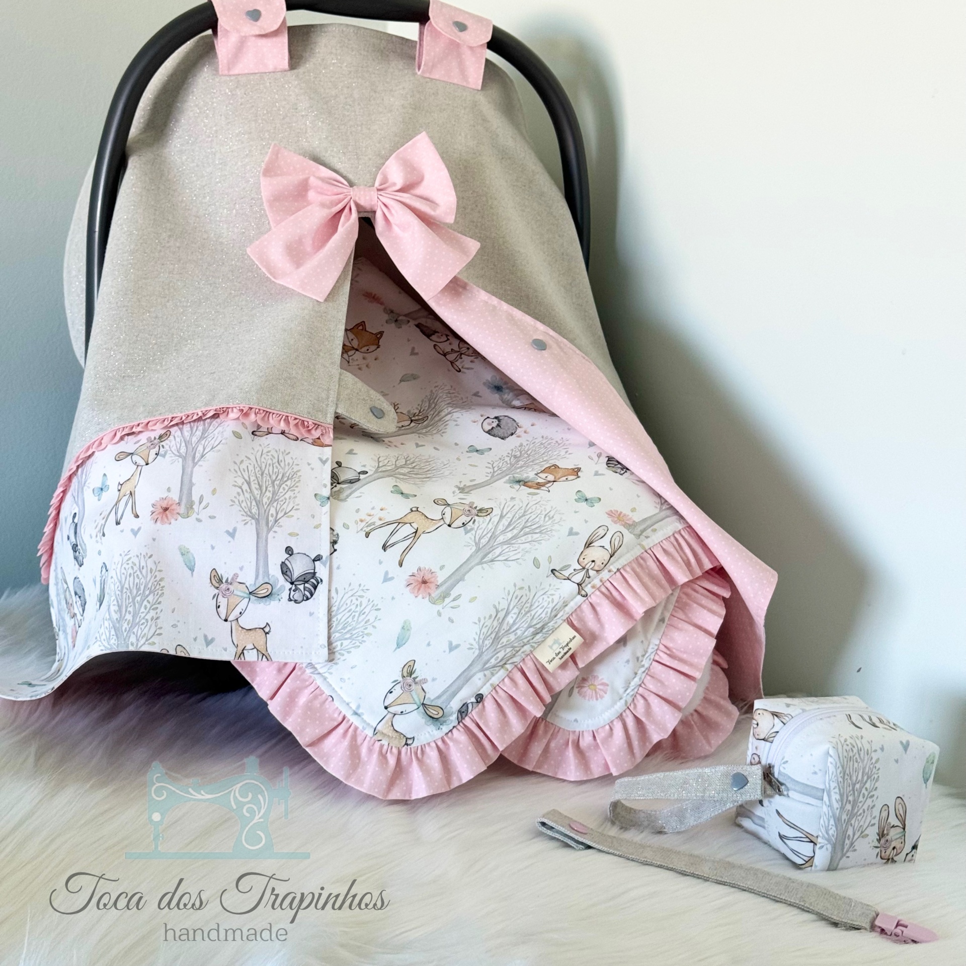 Capa e mantinha para transporte de bebé com padrão de animais e acessórios correspondentes