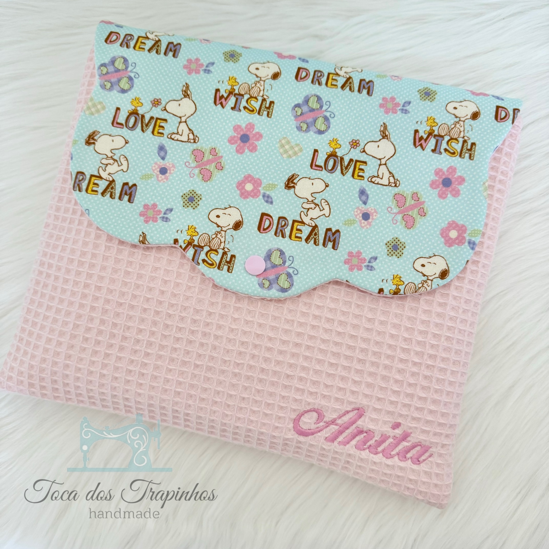 Manta rosa com aba azul claro estampada e bordado nome Anita