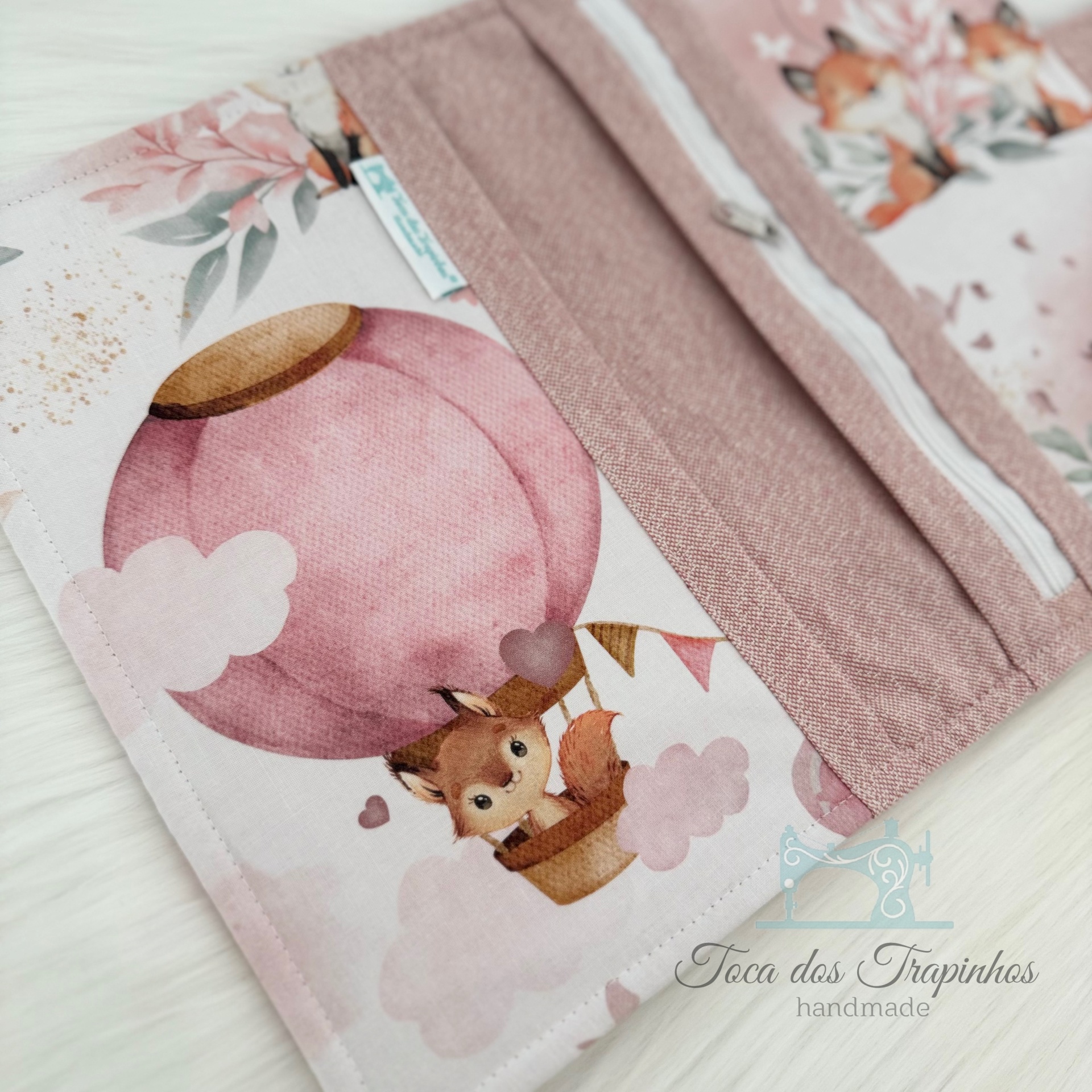 Porta moedas ou bolsa em tecido com balão rosa e esquilo, fecho branco