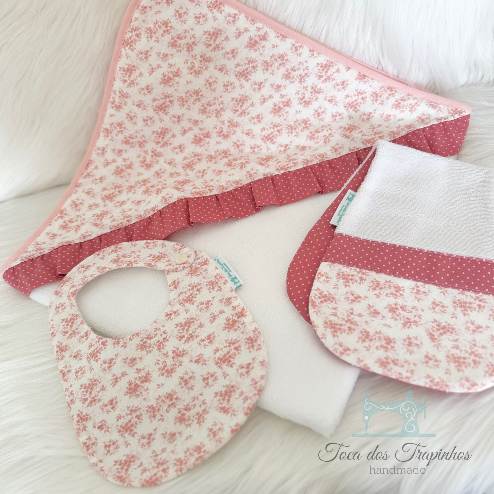 Conjunto de manta, babete e pano de boca para bebé com padrão floral rosa e detalhes em tecido de bolinhas rosa