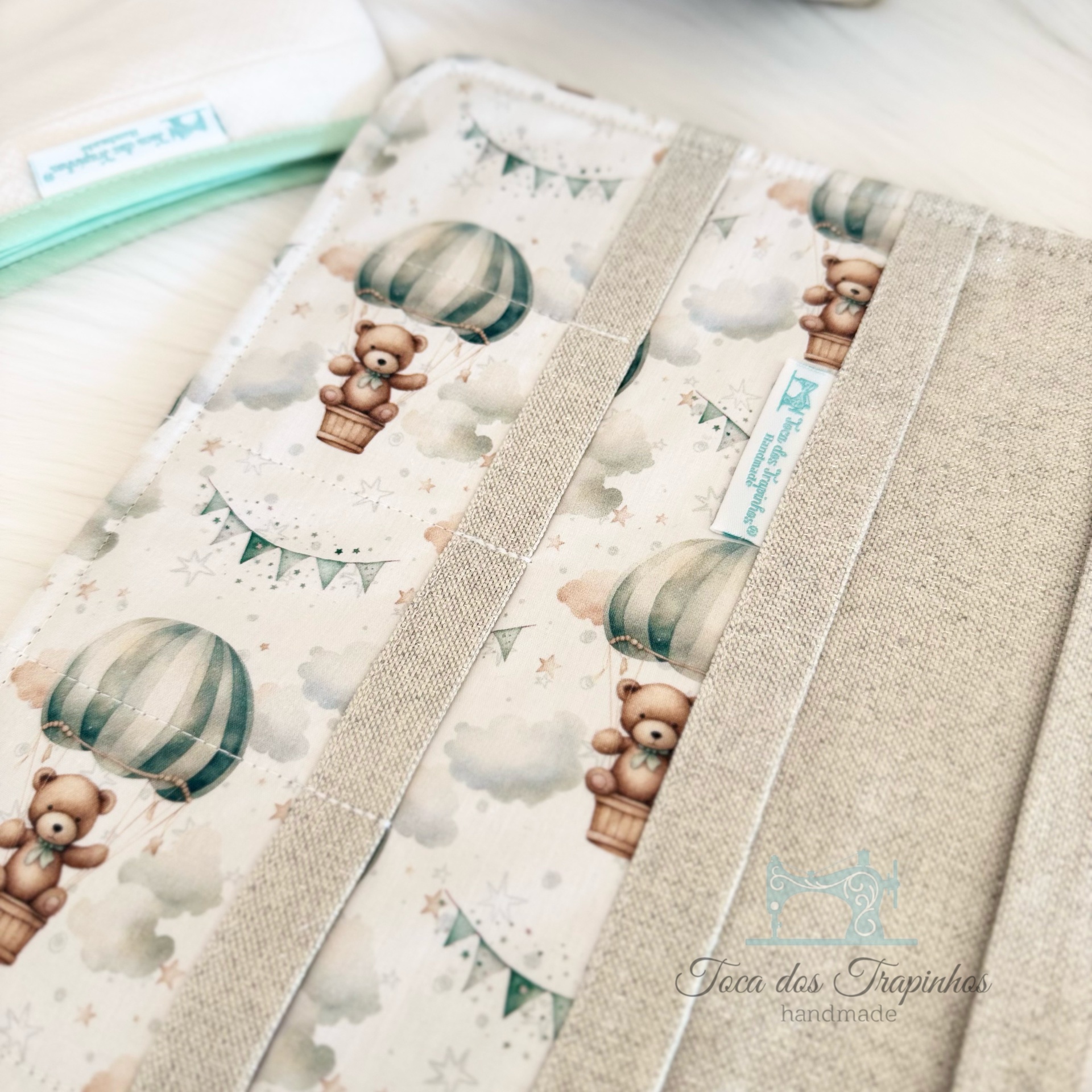 Protutor ou capa de tecido com padrão de ursinhos e balões de ar