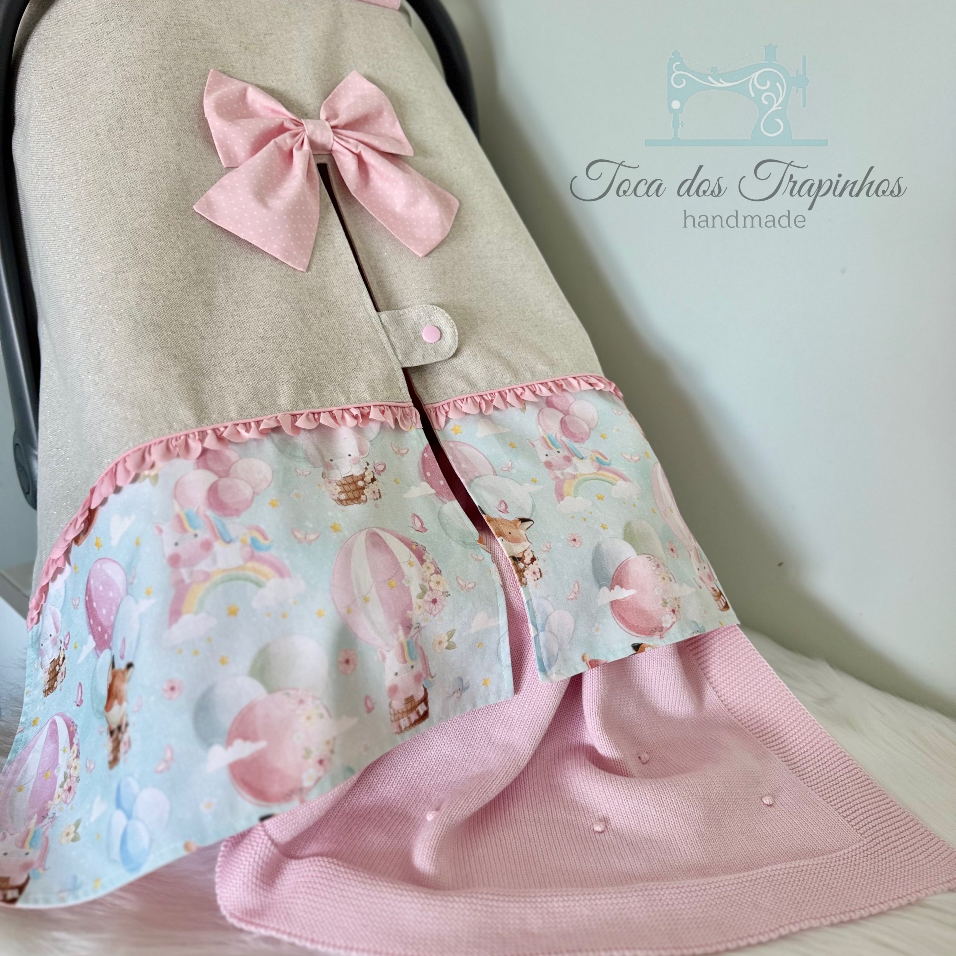 Capa para carrinho de bebé bege e cor-de-rosa com tecido estampado de balões e ursinhos