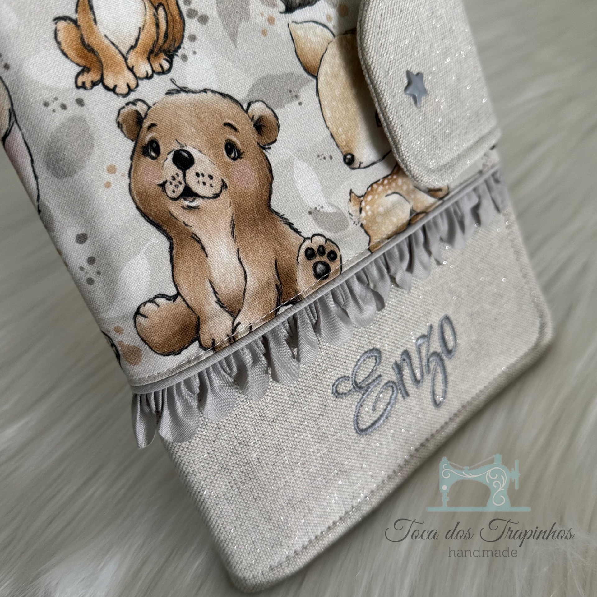 Bolsa infantil com padrão de cachorrinho castanho e nome Enzo bordado