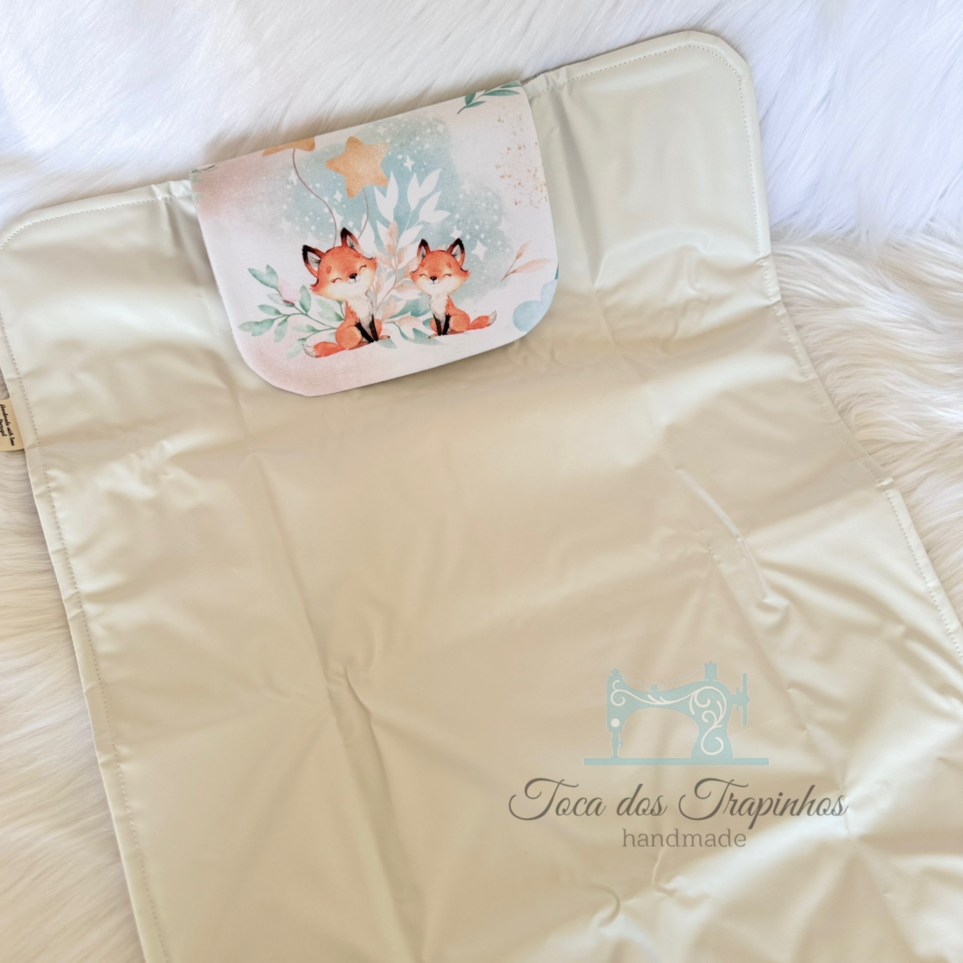 Trocador portátil bege com aba estampada com raposos e elementos naturais