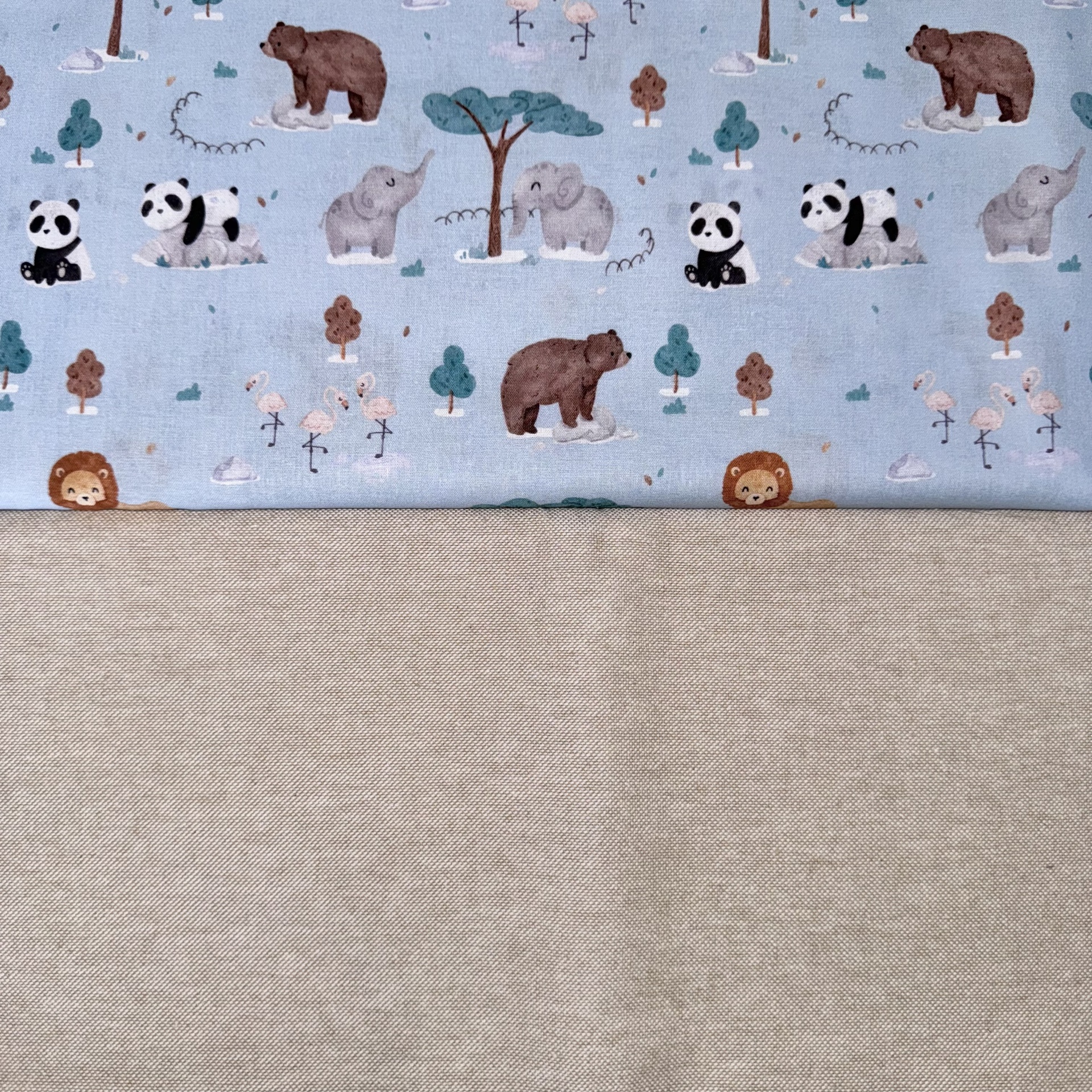 tecidos com padrão de animais e tecido liso bege