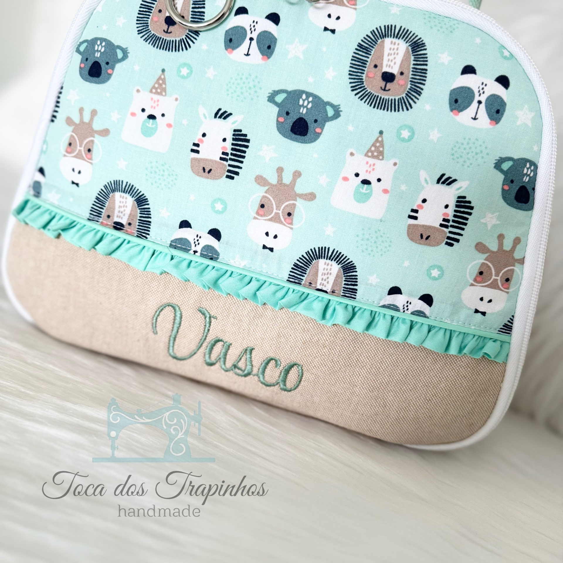 Bolsa ou necessaire com padrão de animais e nome Vasco bordado