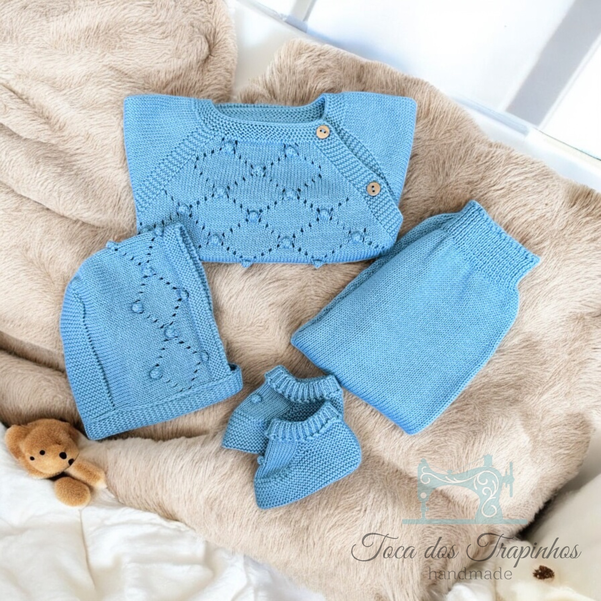 Conjunto de roupa de bebé azul clara em malha com camisola, calças, gorro e sapatinhos