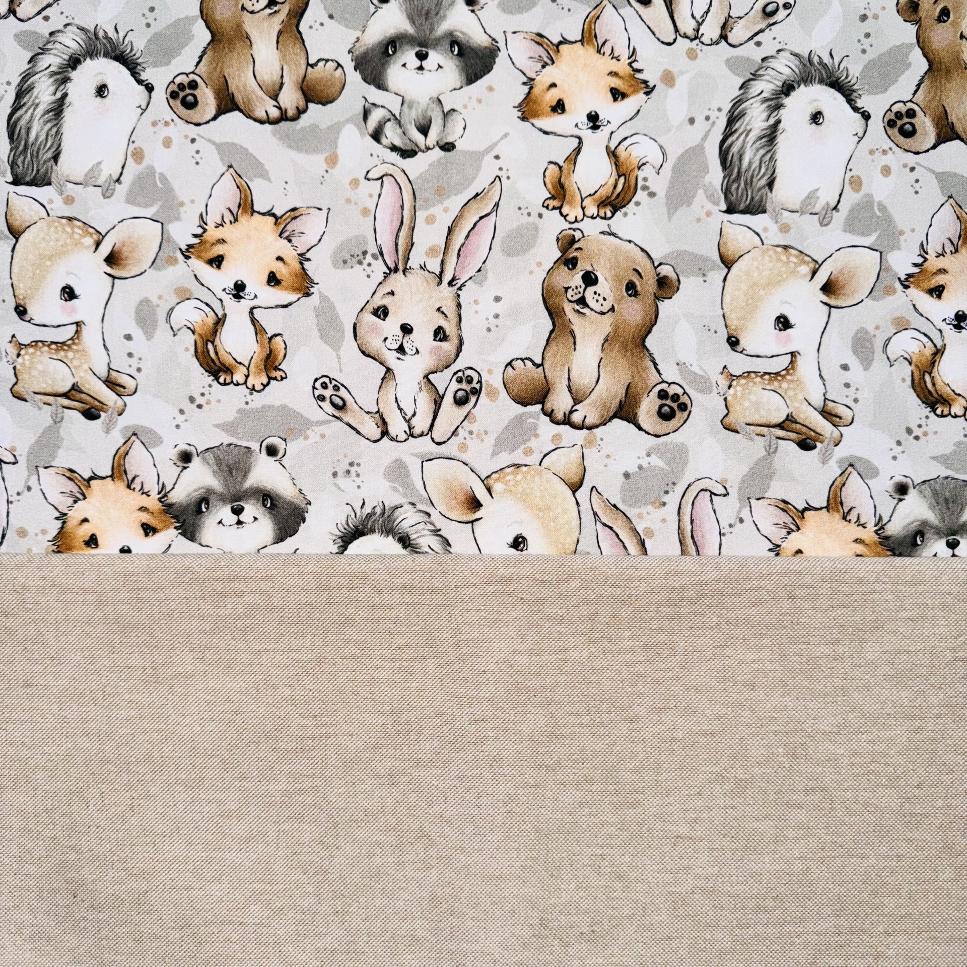 tecido com padrão de animais fofos e tecido liso bege