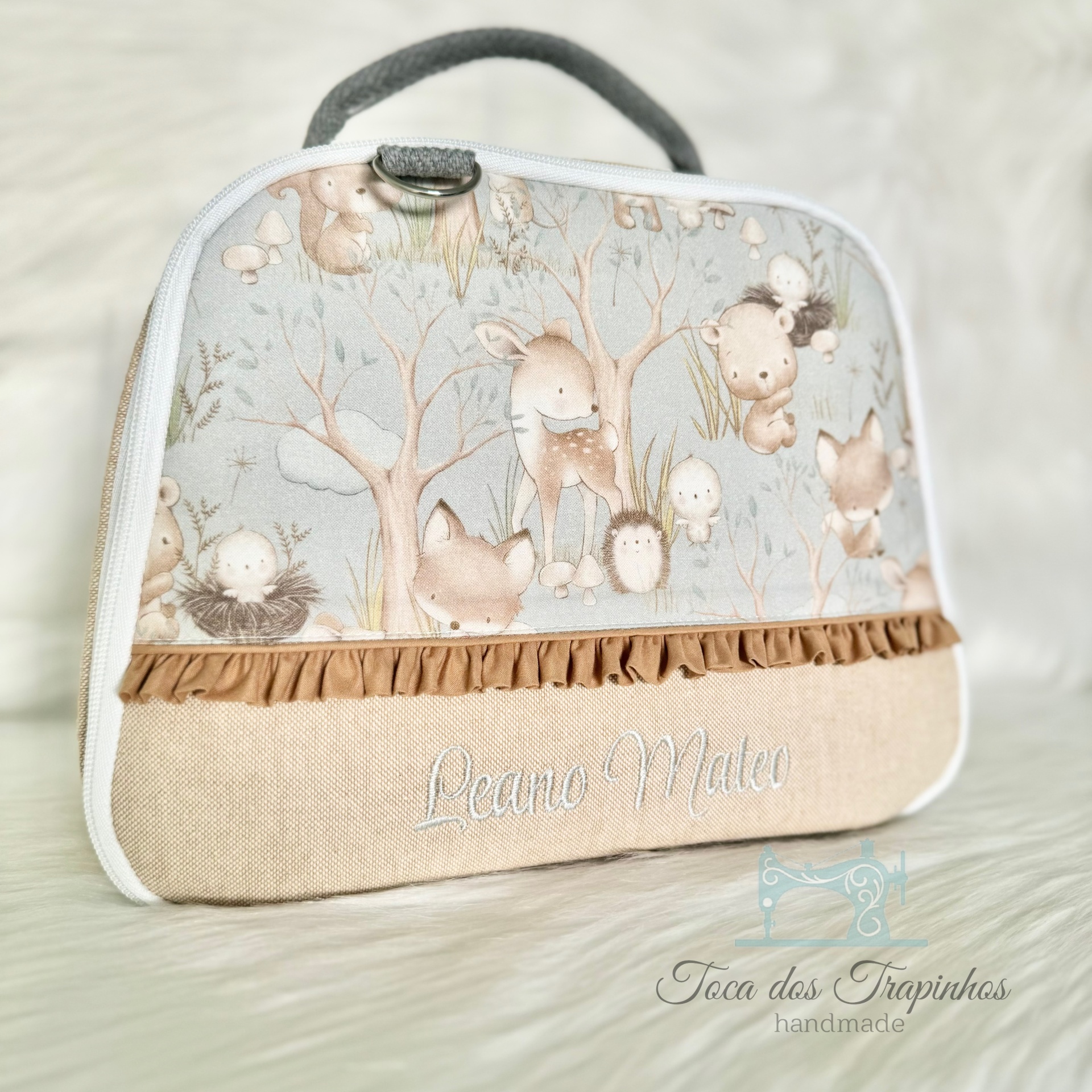 Bolsa maternidade com estampa de animais da floresta em tons neutros e detalhes bege com bordado branco