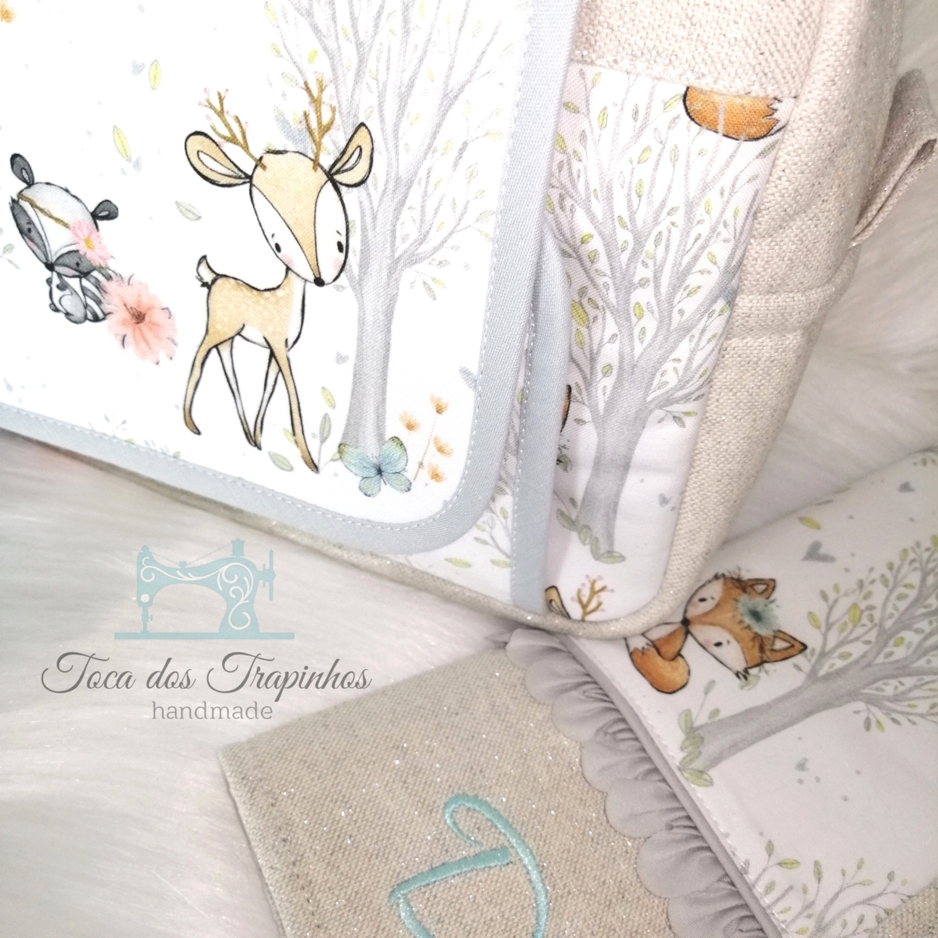 Produtos em tecido com estampas infantis de veado e raposas