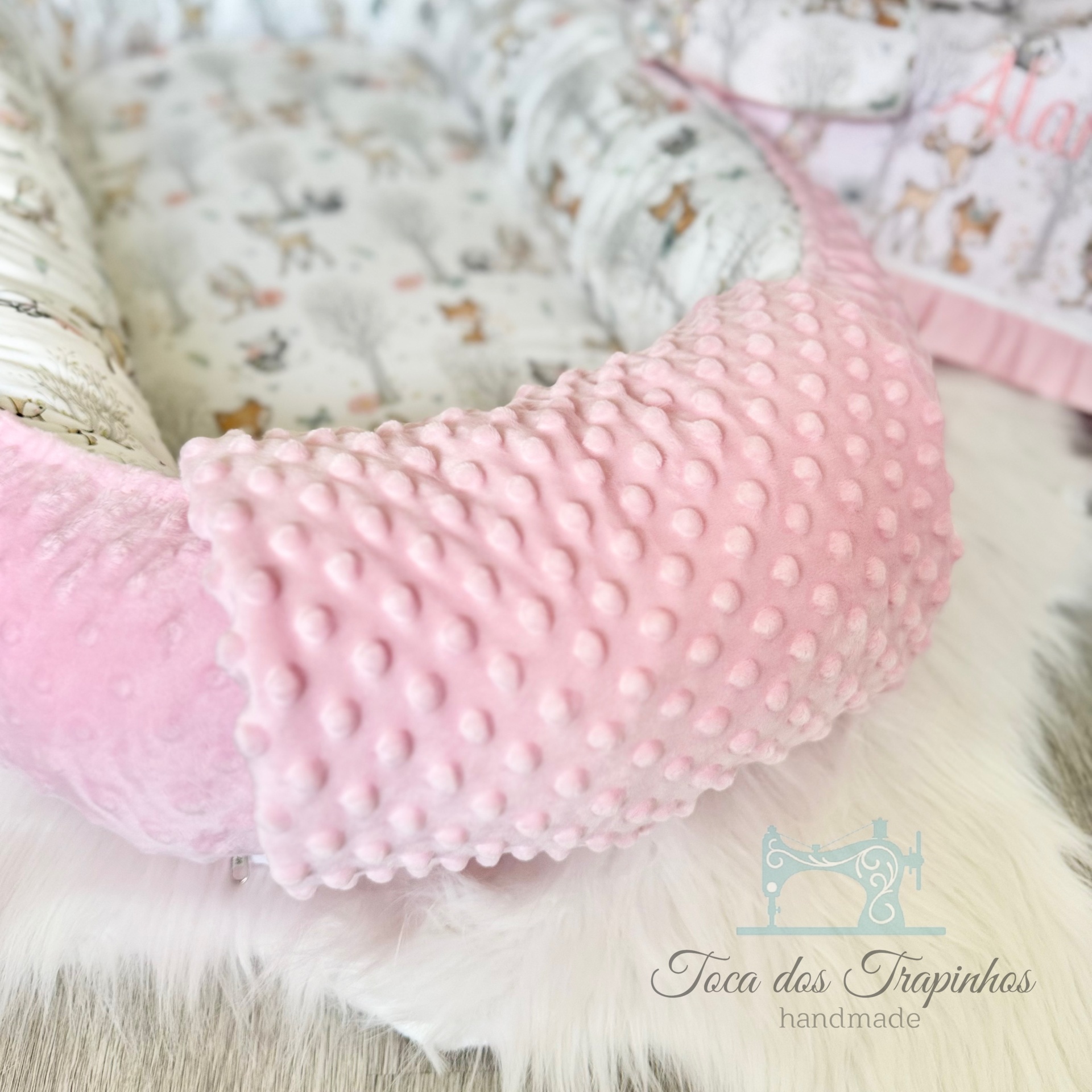 Ninho de bebé rosa e estampado com textura bolinhas, tecido macio, logótipo Toca dos Trapinhos