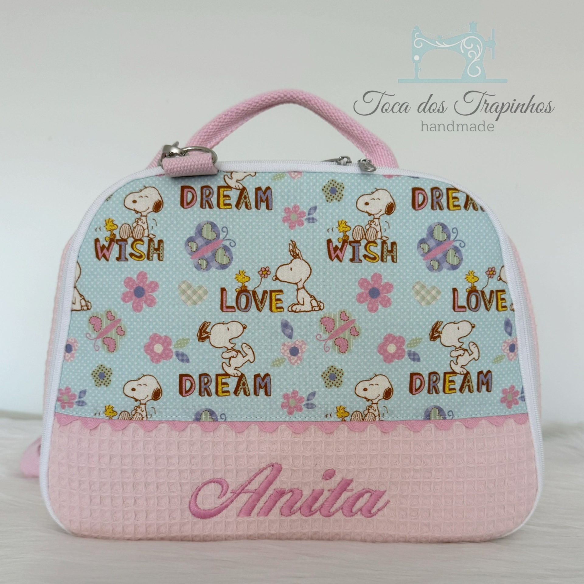 Mala infantil com padrão azul e rosa e nome Anita bordado