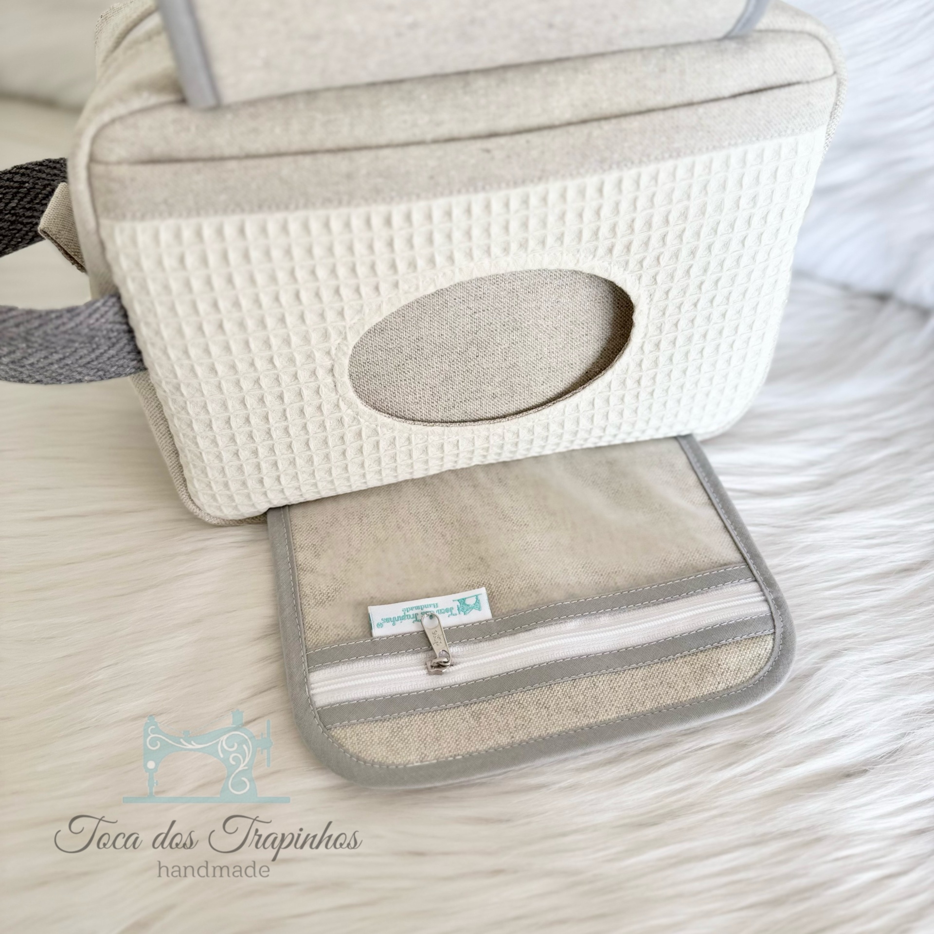 Bolsa em tecido bege com textura quadriculada e fecho de correr branco