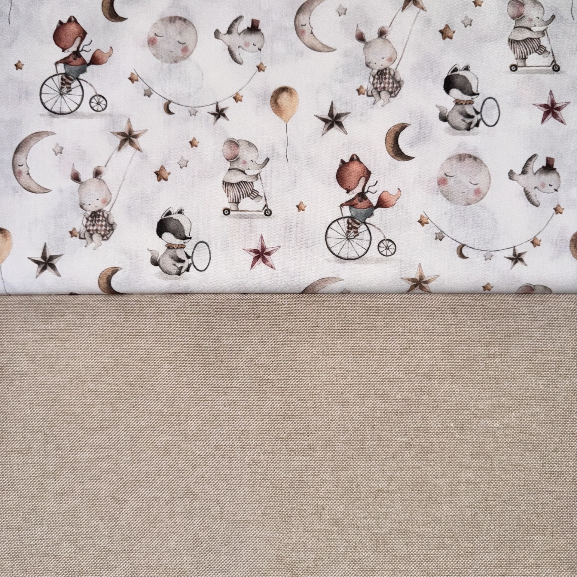 tecidos com padrão infantil e tecido liso bege