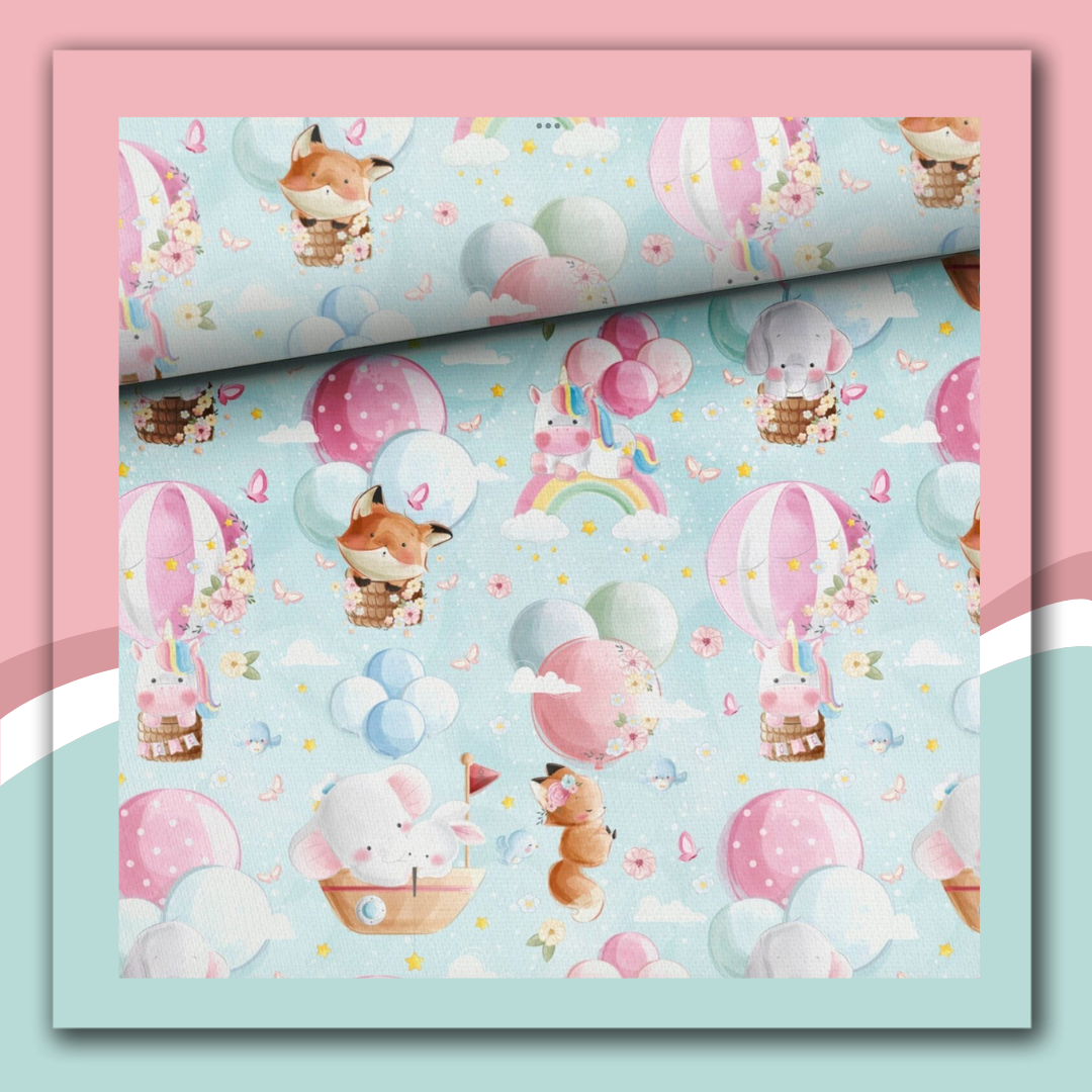 Tecido infantil azul com padrão de balões e animais em tons pastel