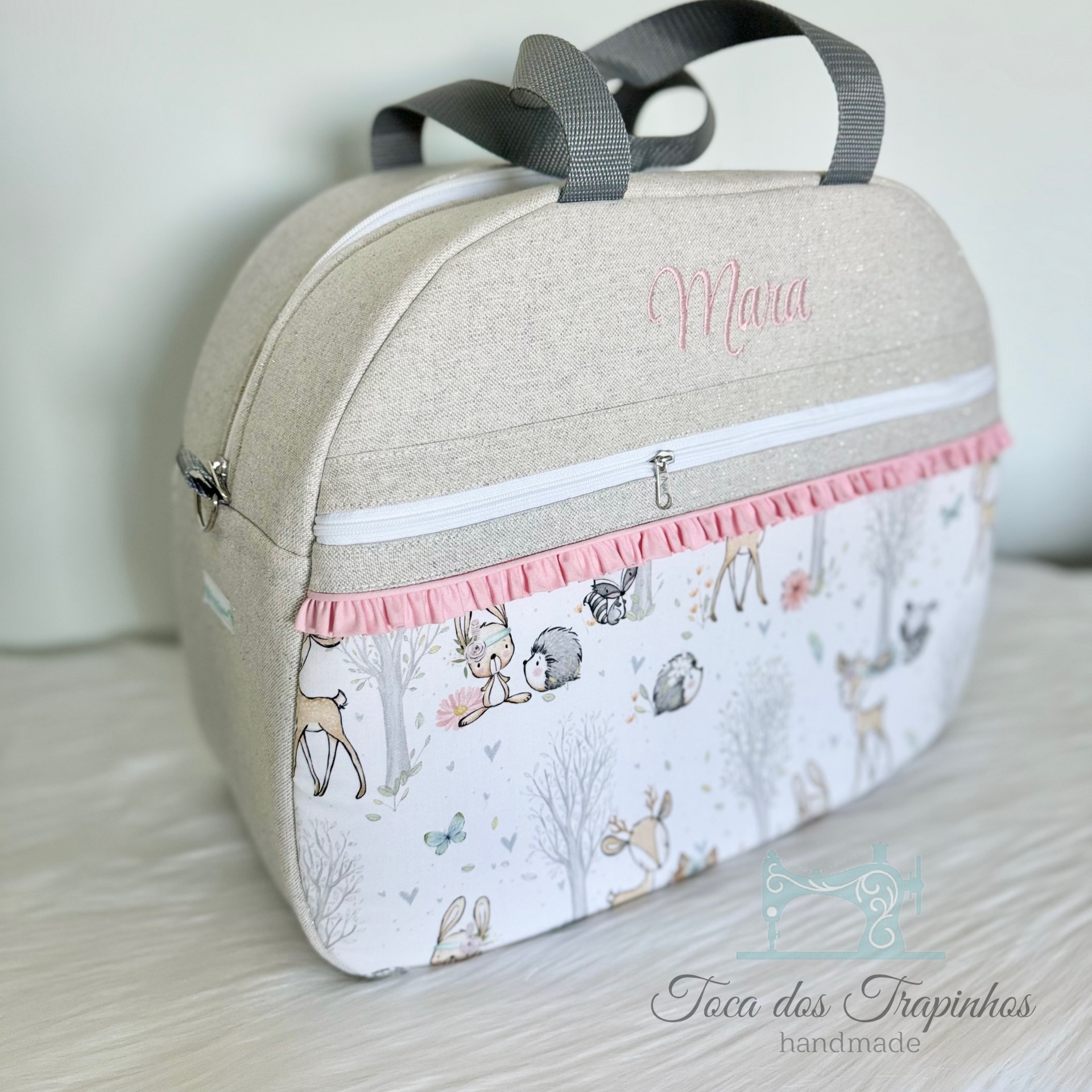 Mala cinza com padrão de animais da floresta e nome Maria bordado
