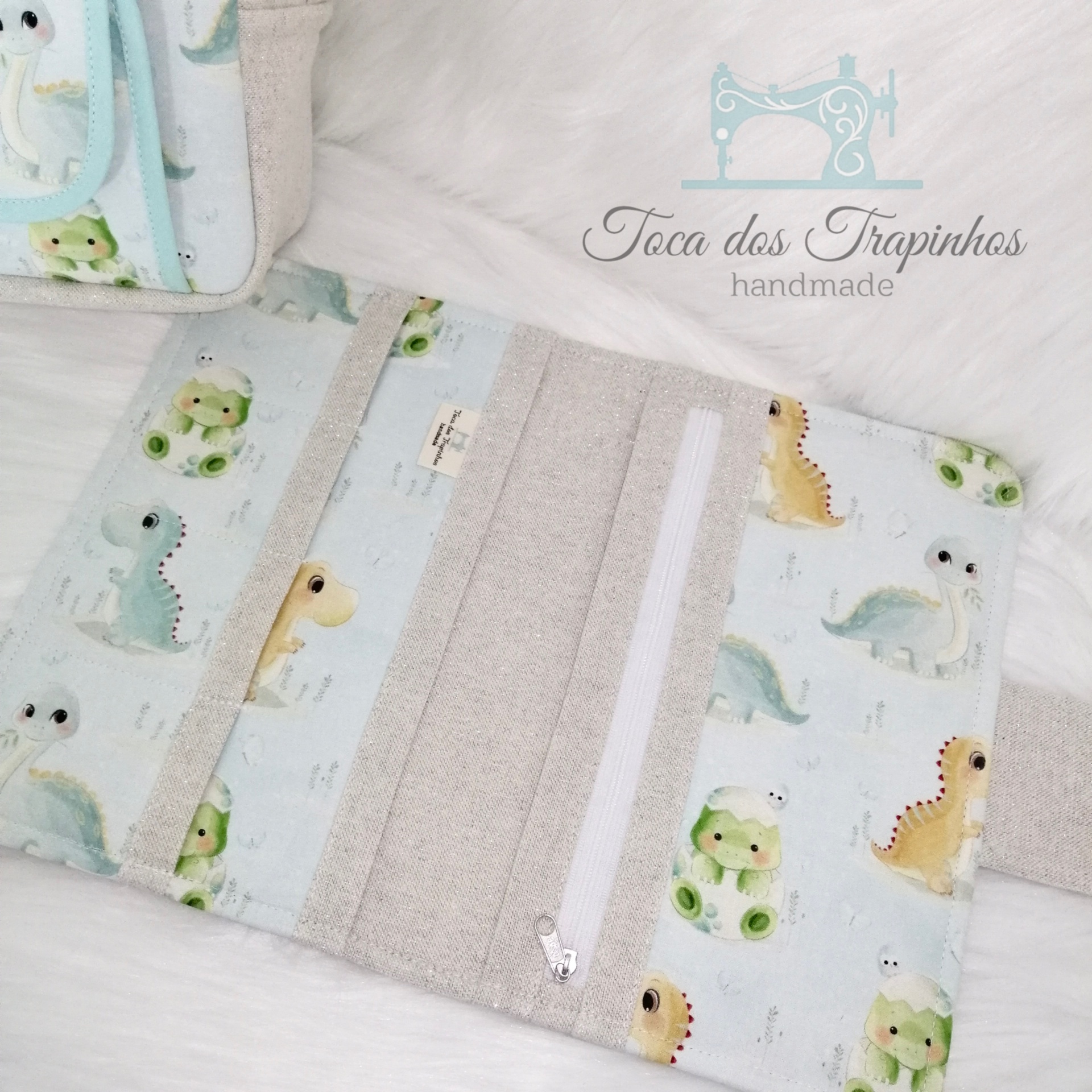 Carteira de tecido com padrão de dinossauros e bolso com fecho