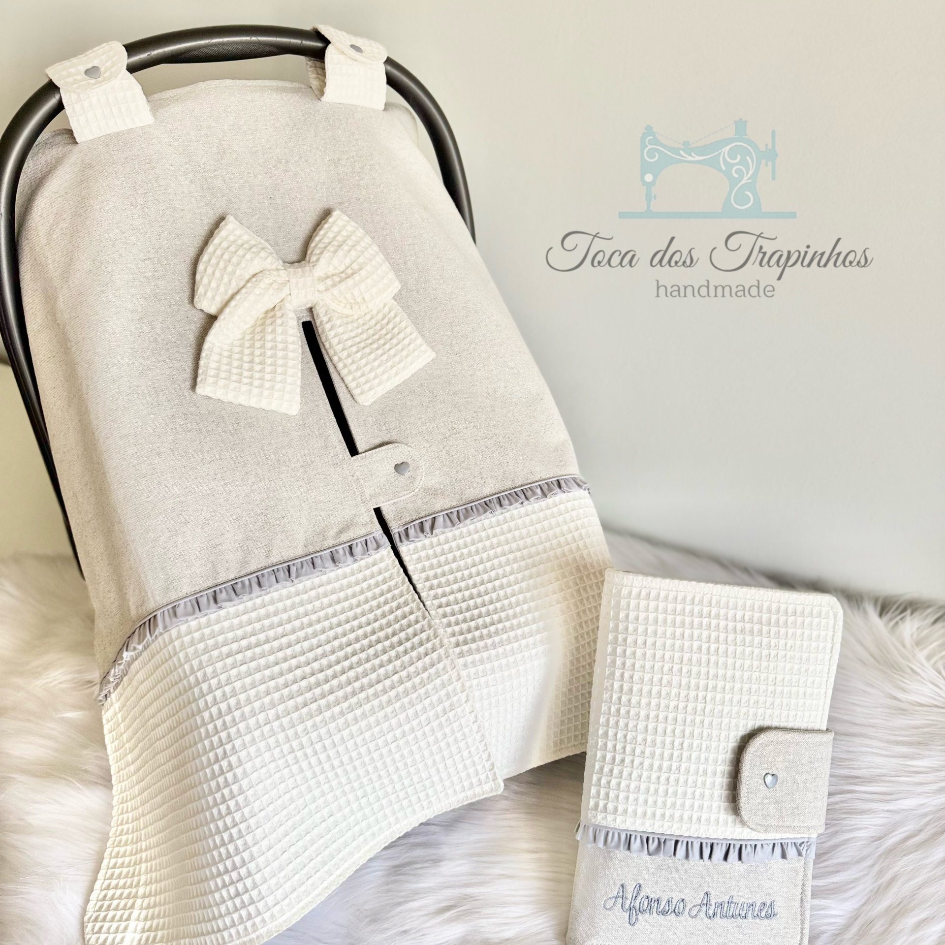 Capa de ovo e capa personalizada com texto Afonso Antunes, tecidos bege e branco com textura waffle.