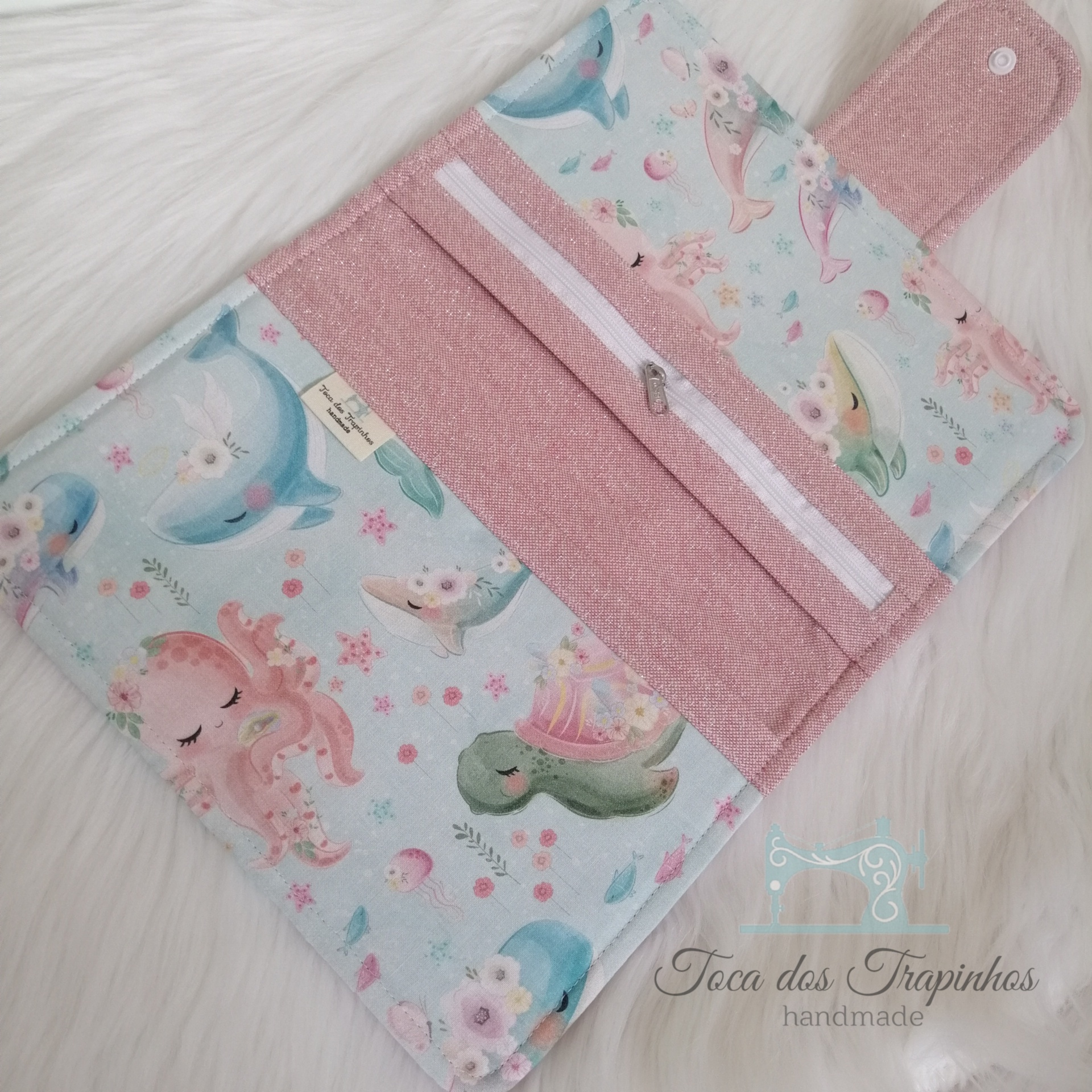 Carteira ou porta documentos em tecido com padrão de animais marinhos coloridos e interior rosa