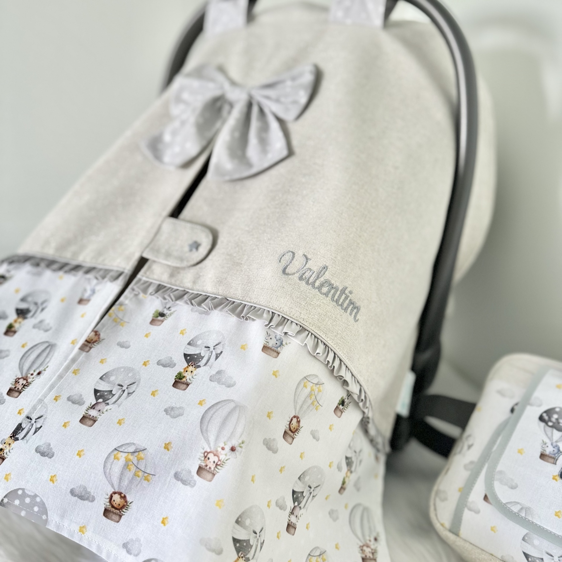 Mochila infantil bege com padrão de balões e ursinhos, bordado 'Valentim'