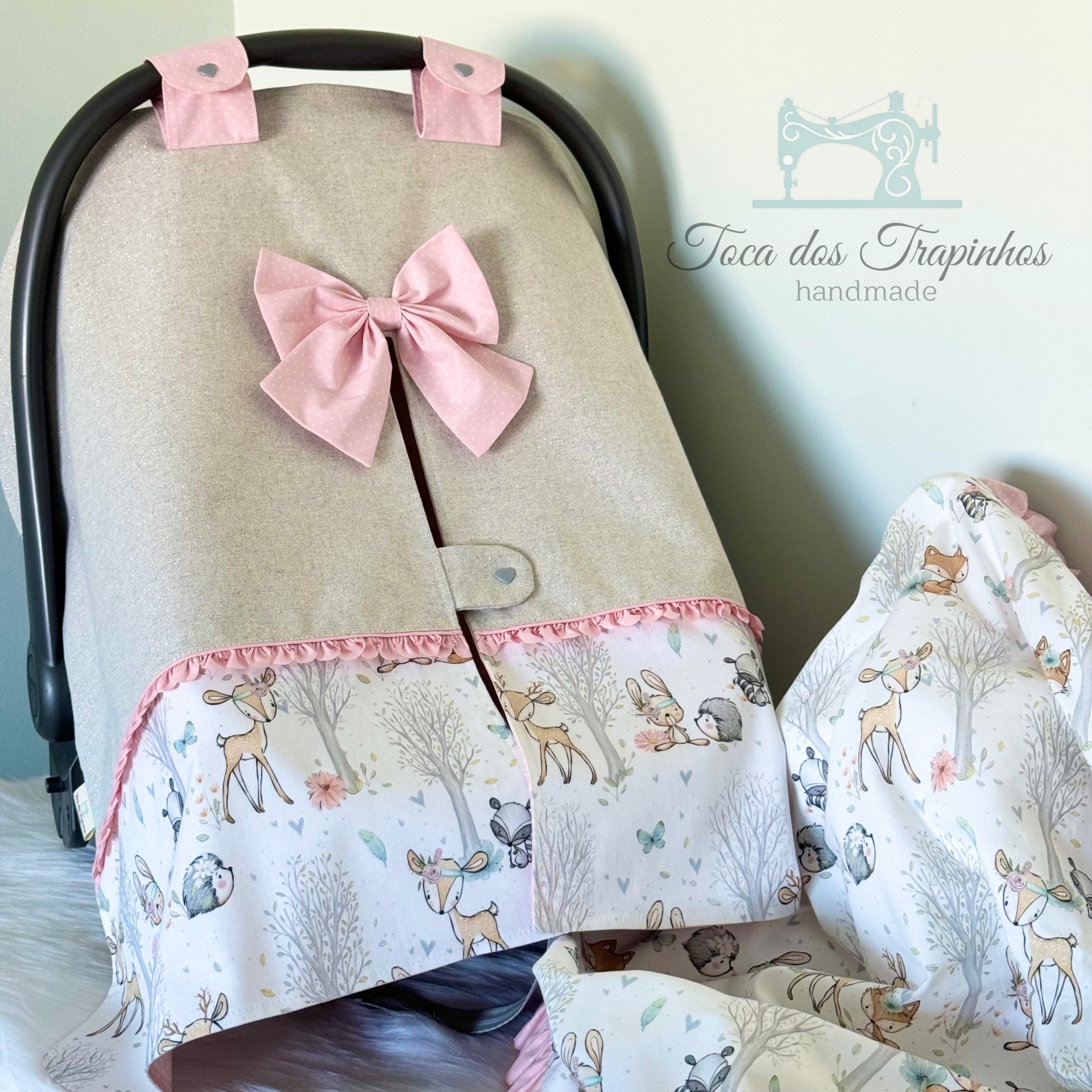 Capa para cadeira de bebé com tecido bege e estampado de animais e laço cor de rosa