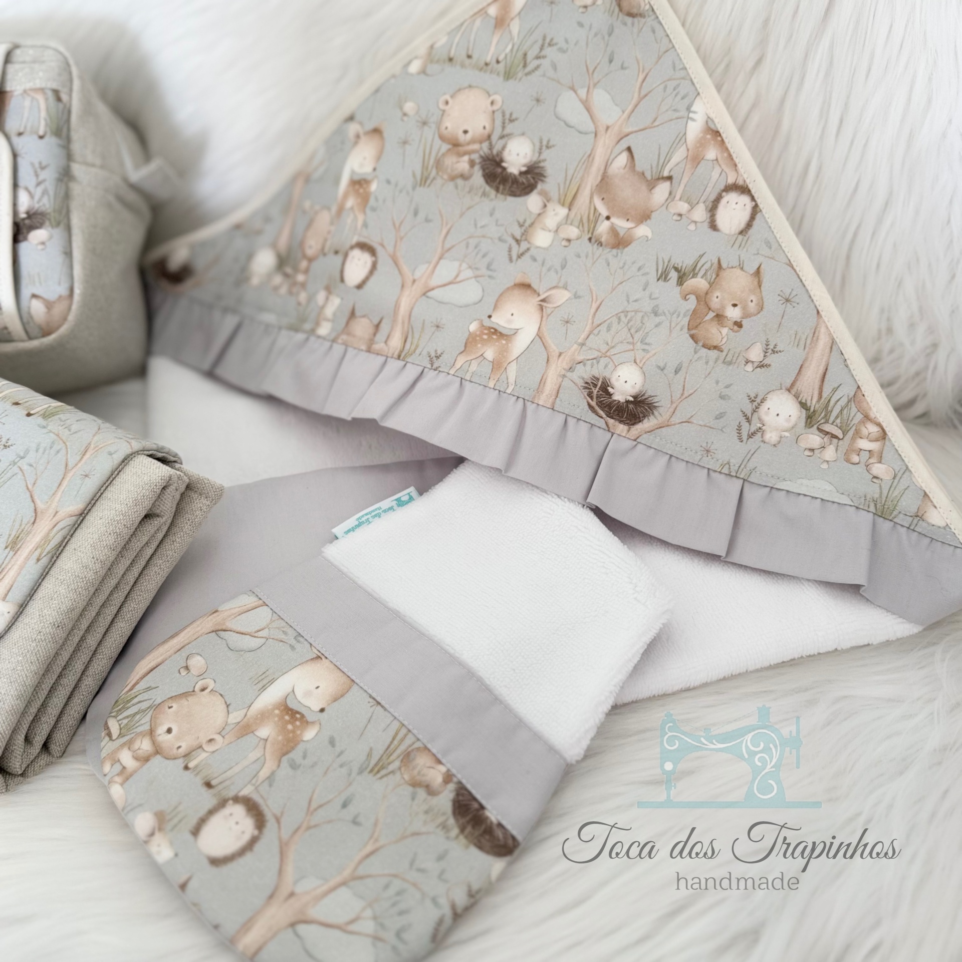 Toalha com capuz estampada com animais da floresta e acessórios similares