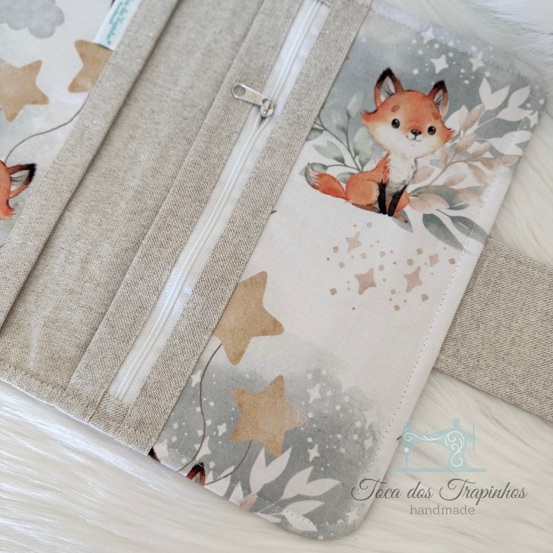 Estojo de tecido com padrão de raposa e fecho de correr branco