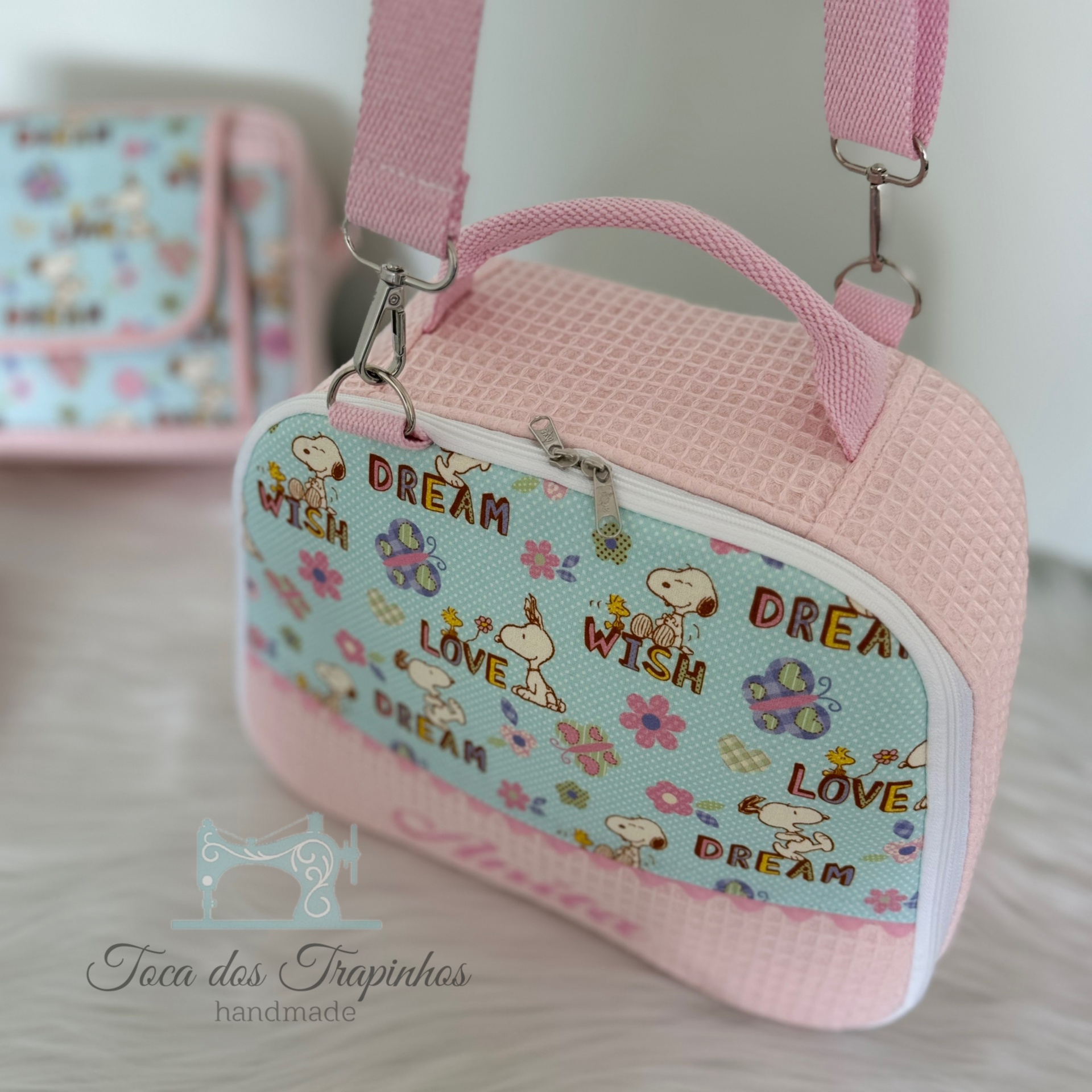 Bolsa rosa com bolso frontal estampado com Snoopy, Woodstock, flores e palavras DREAM, WISH, LOVE