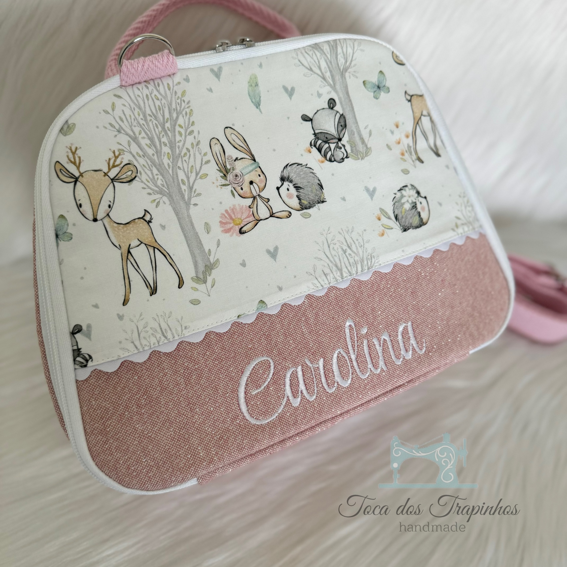 Mala infantil com estampa de animais da floresta e nome Carolina bordado