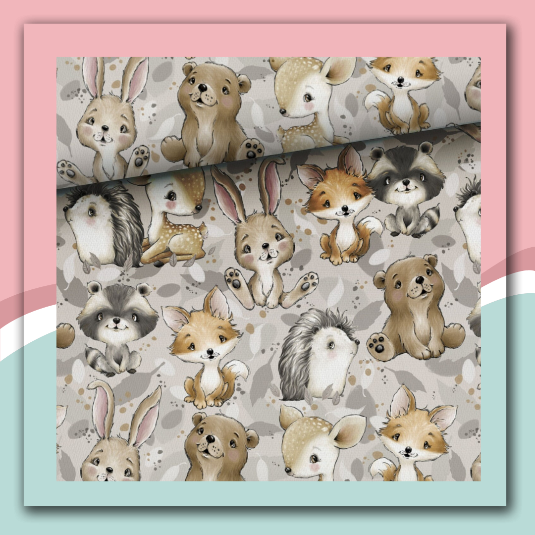 Tecido cinza claro com estampado de animais fofos variados em tons suaves