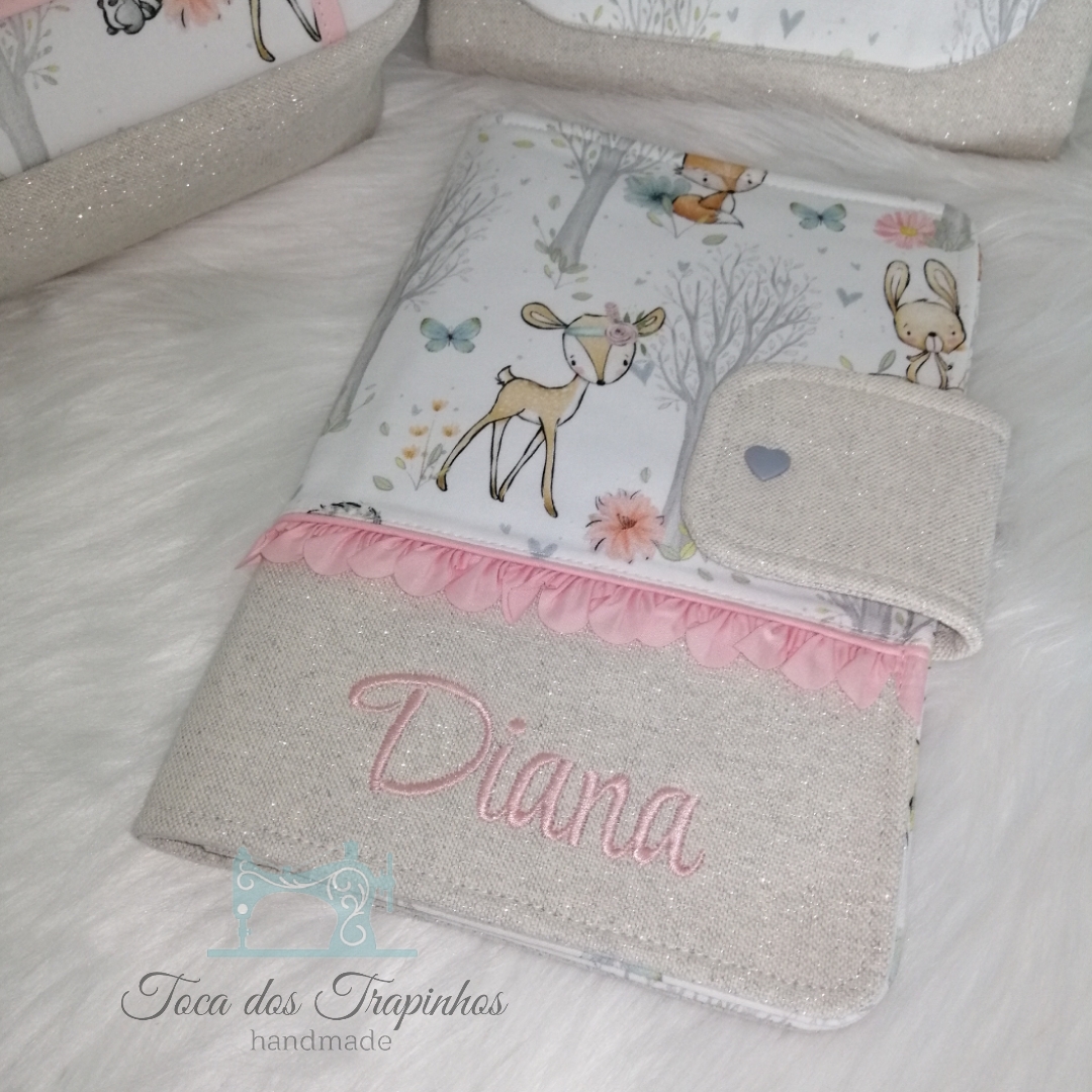 Capa tecido bege e branca com animais da floresta e nome Diana bordado
