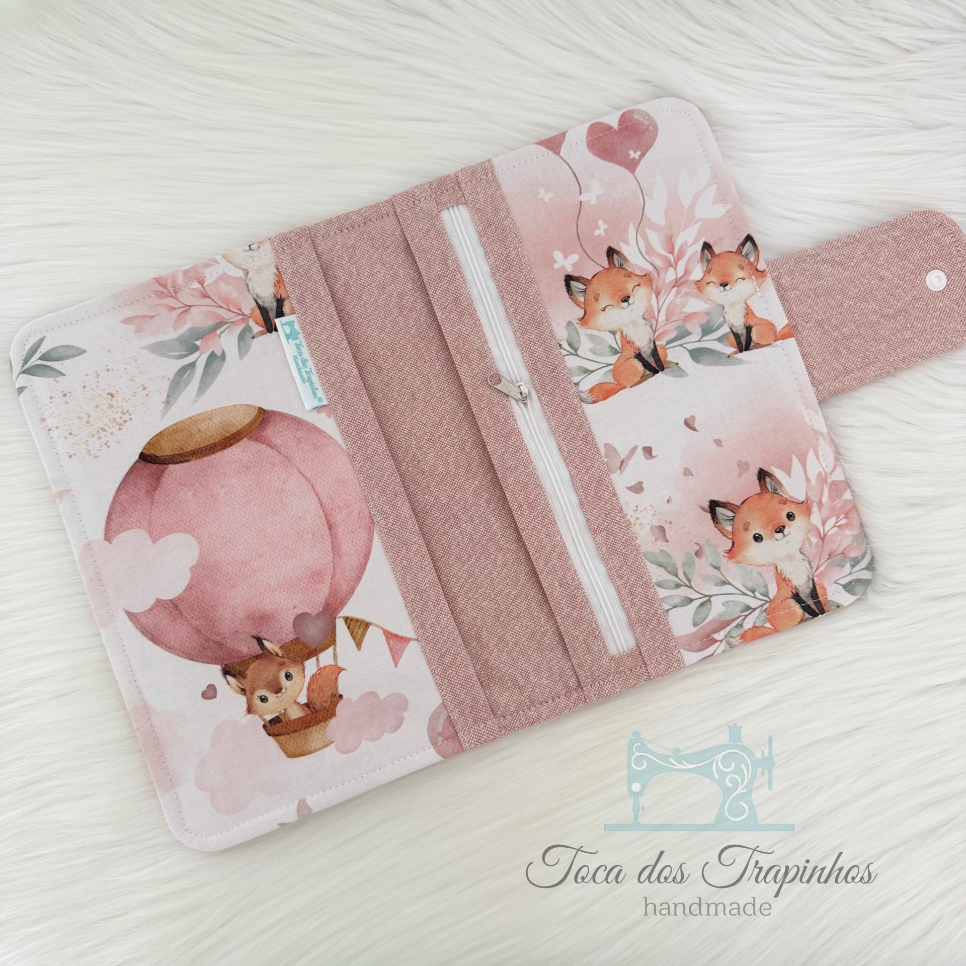 Carteira de tecido rosa e bege com estampado de raposas e bolso de fecho